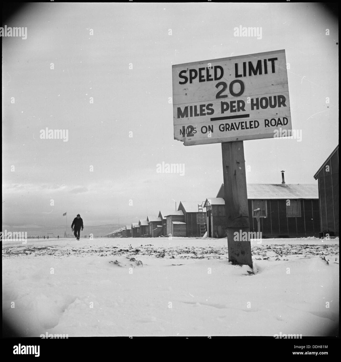 Una vista della caserma del Tule Lake Relocation Center a Newell, California, con la principale rottura del fuoco visibile in primo piano. Il centro era uno dei più grandi campi di internamento utilizzati durante la seconda guerra mondiale per i cittadini nippo-americani. Questa immagine evidenzia la disposizione e l'organizzazione delle caserme e delle infrastrutture del campo. Foto Stock