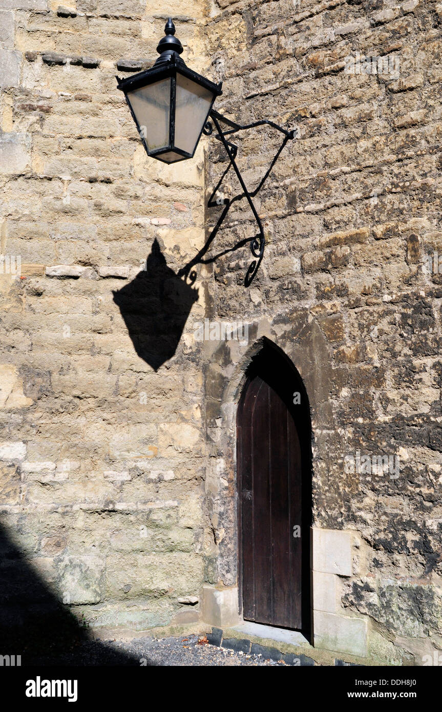 Ombra di un lampione su una parete, Oxford, Regno Unito Foto Stock