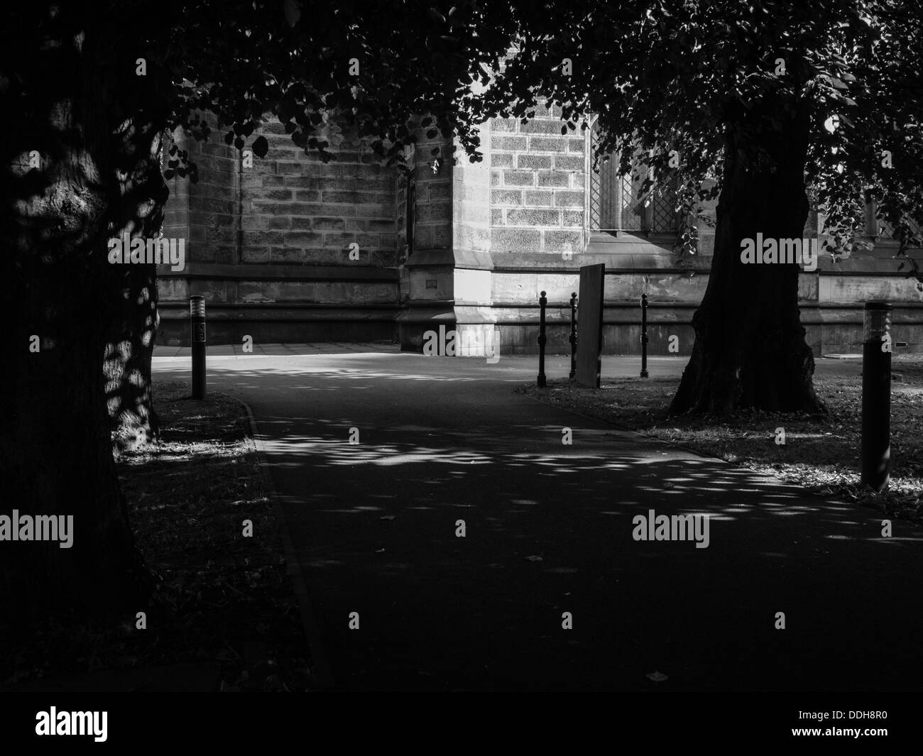 Immagine in bianco e nero del sentiero che conduce alla chiesa di St Peters a Belper, Derbyshire. Foto Stock