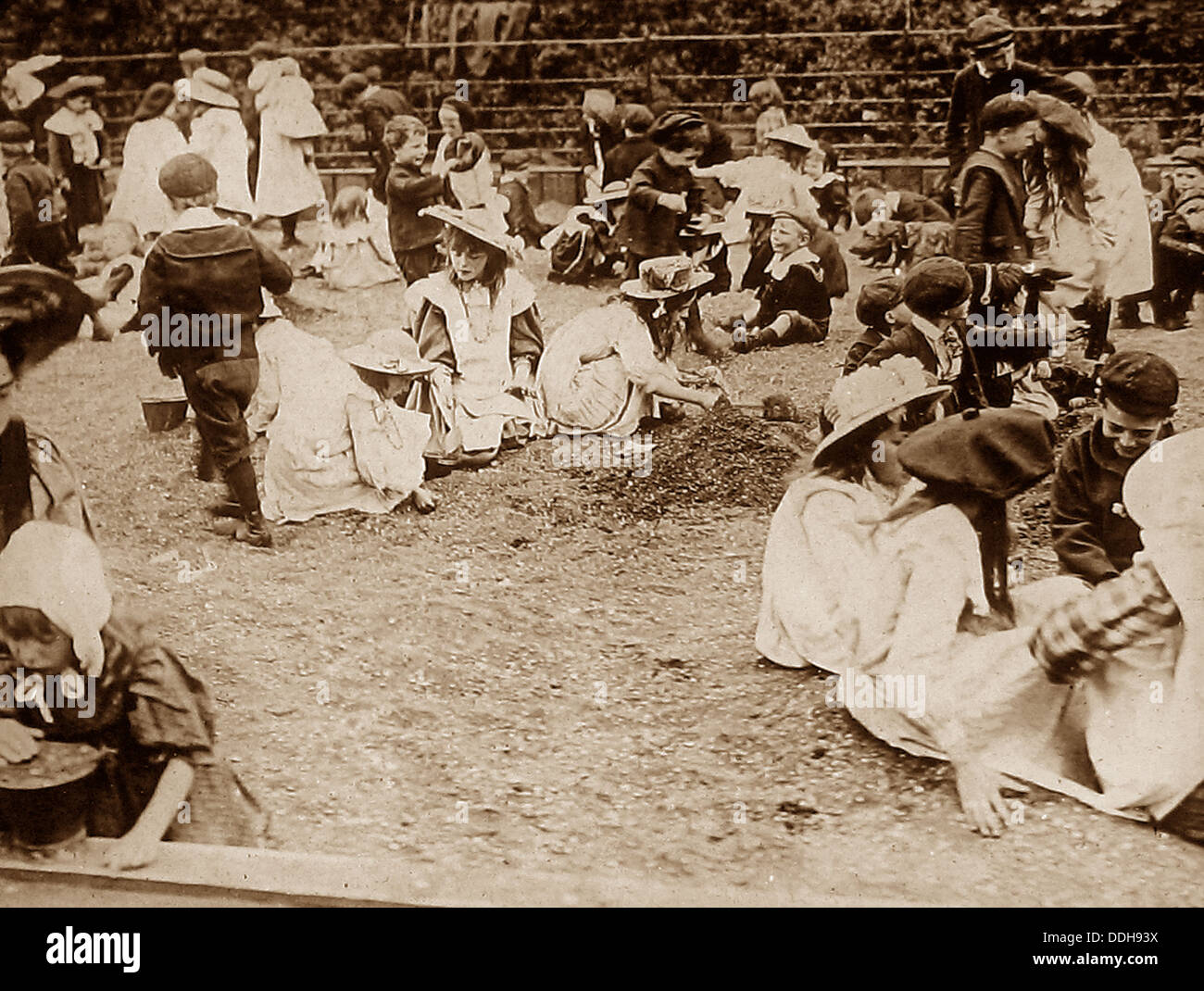 London Regent's Park - i bambini poveri buca di sabbia nel 1908 Foto Stock