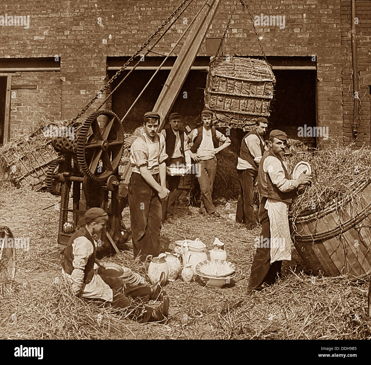 Lambeth Doulton Faience factory - Imballaggio - periodo Vittoriano Foto Stock