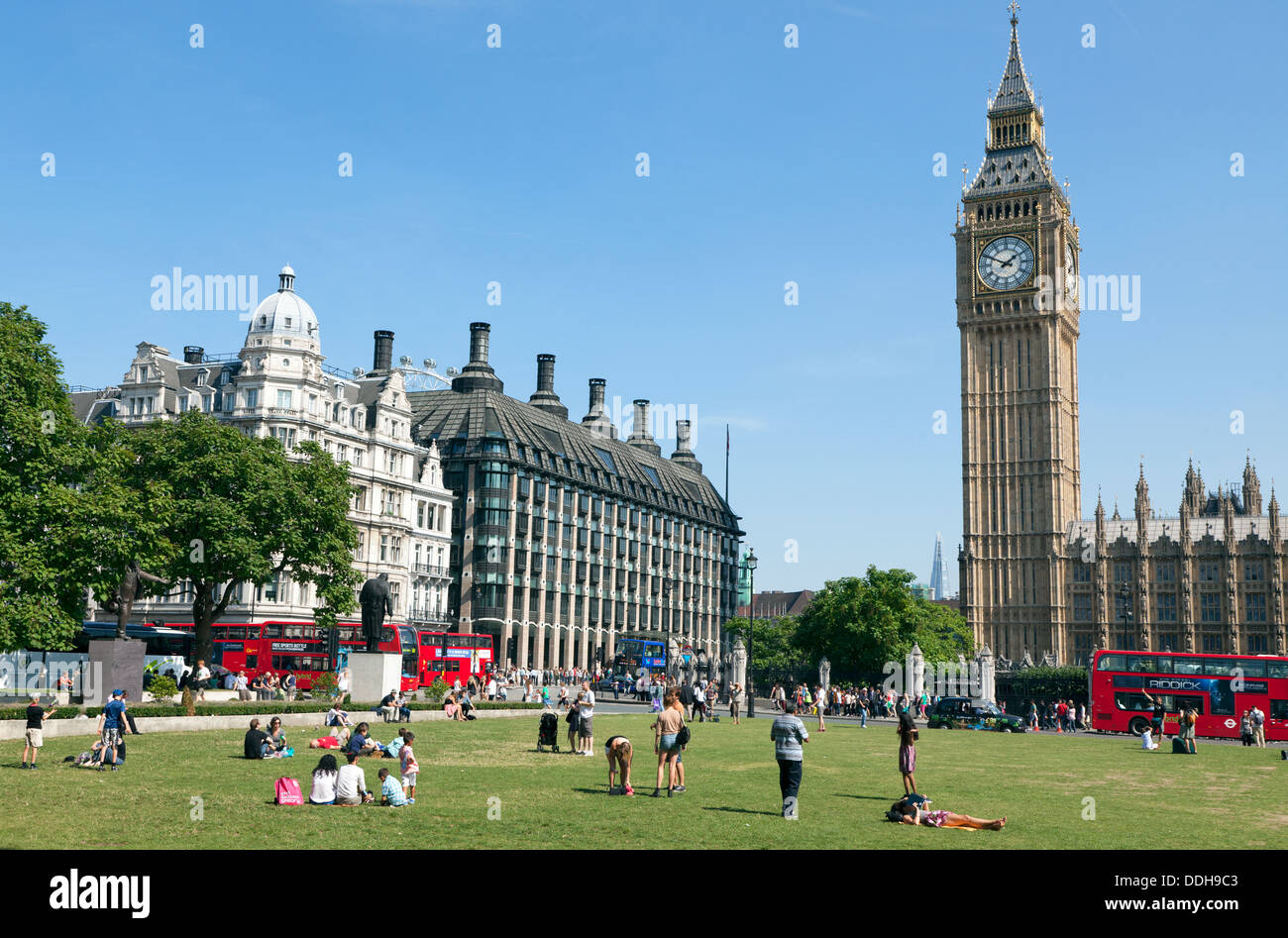 Autobus rossi a Parliament Square London REGNO UNITO Foto Stock