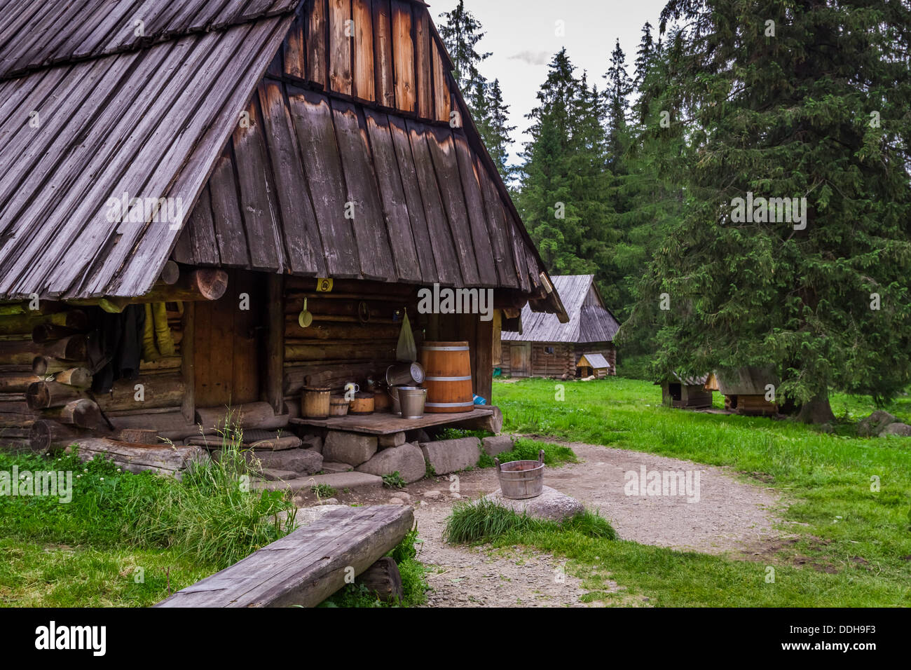Affumicatoio di montagna nel villaggio Foto Stock