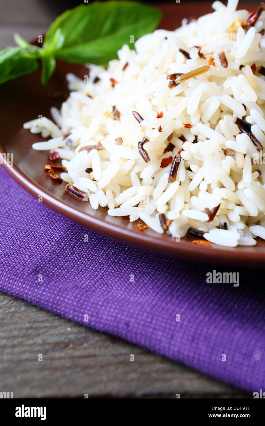 Il bianco e il riso selvatico bollito, cibo close up Foto Stock