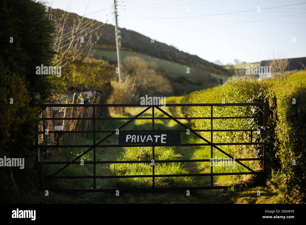 Segno privato su un cancello che conduce ad un verde rurale lane, Wales, Regno Unito Foto Stock