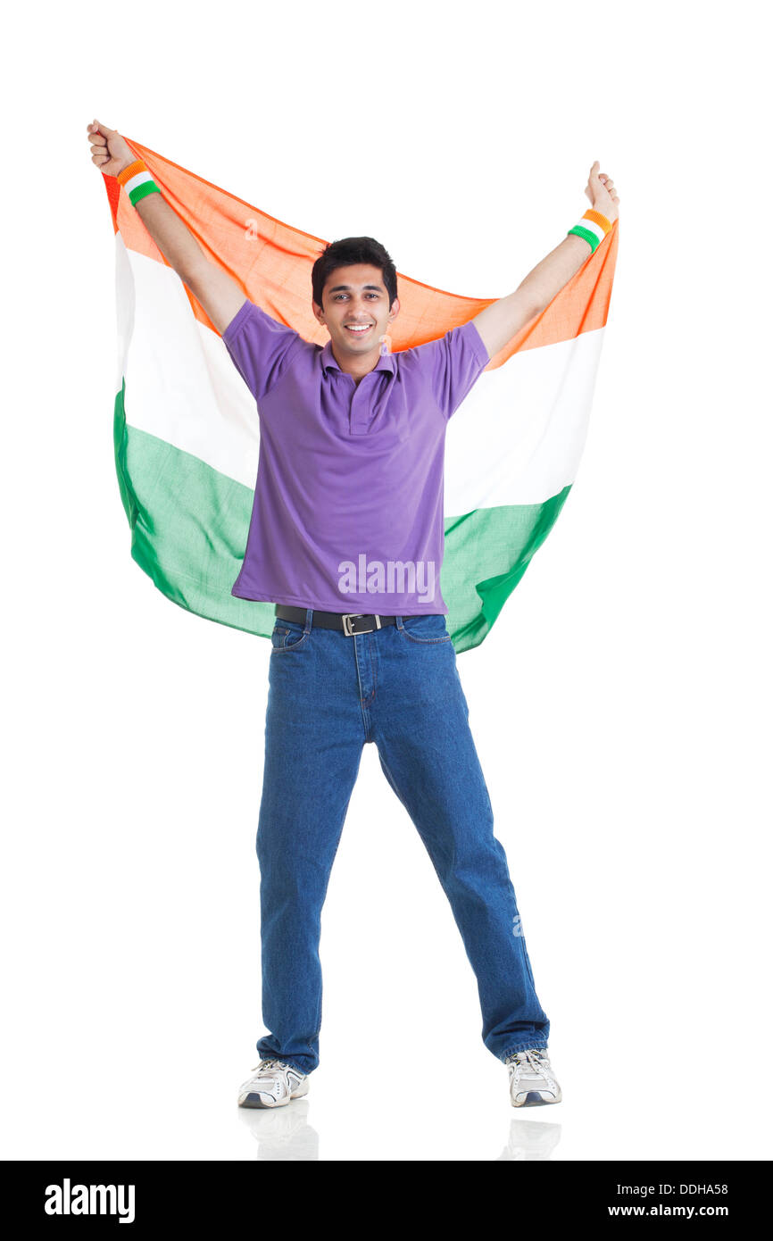 A piena lunghezza Ritratto di giovane casuals holding bandiera indiana su sfondo bianco Foto Stock