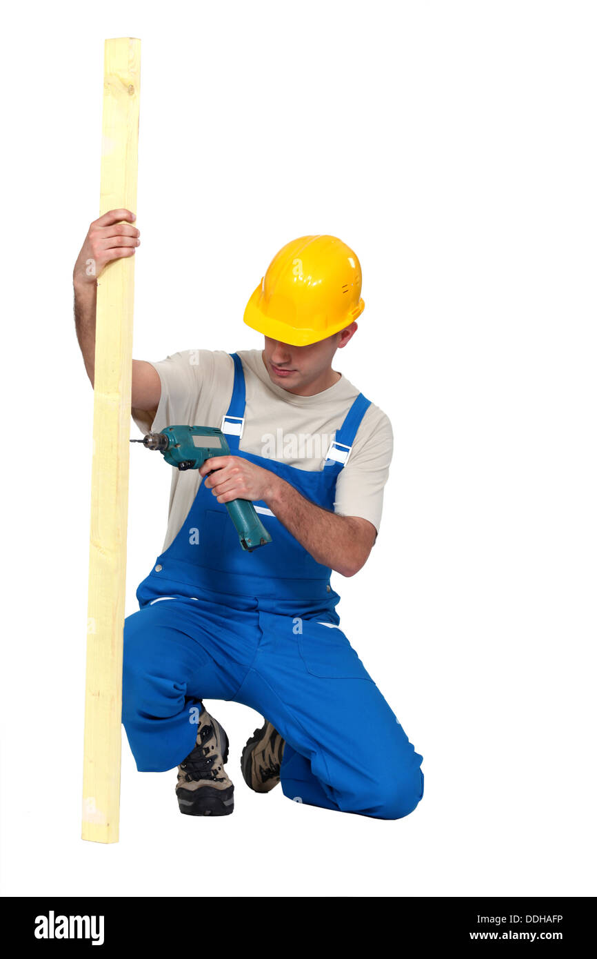 Un maschio di falegname con un trapano. Foto Stock
