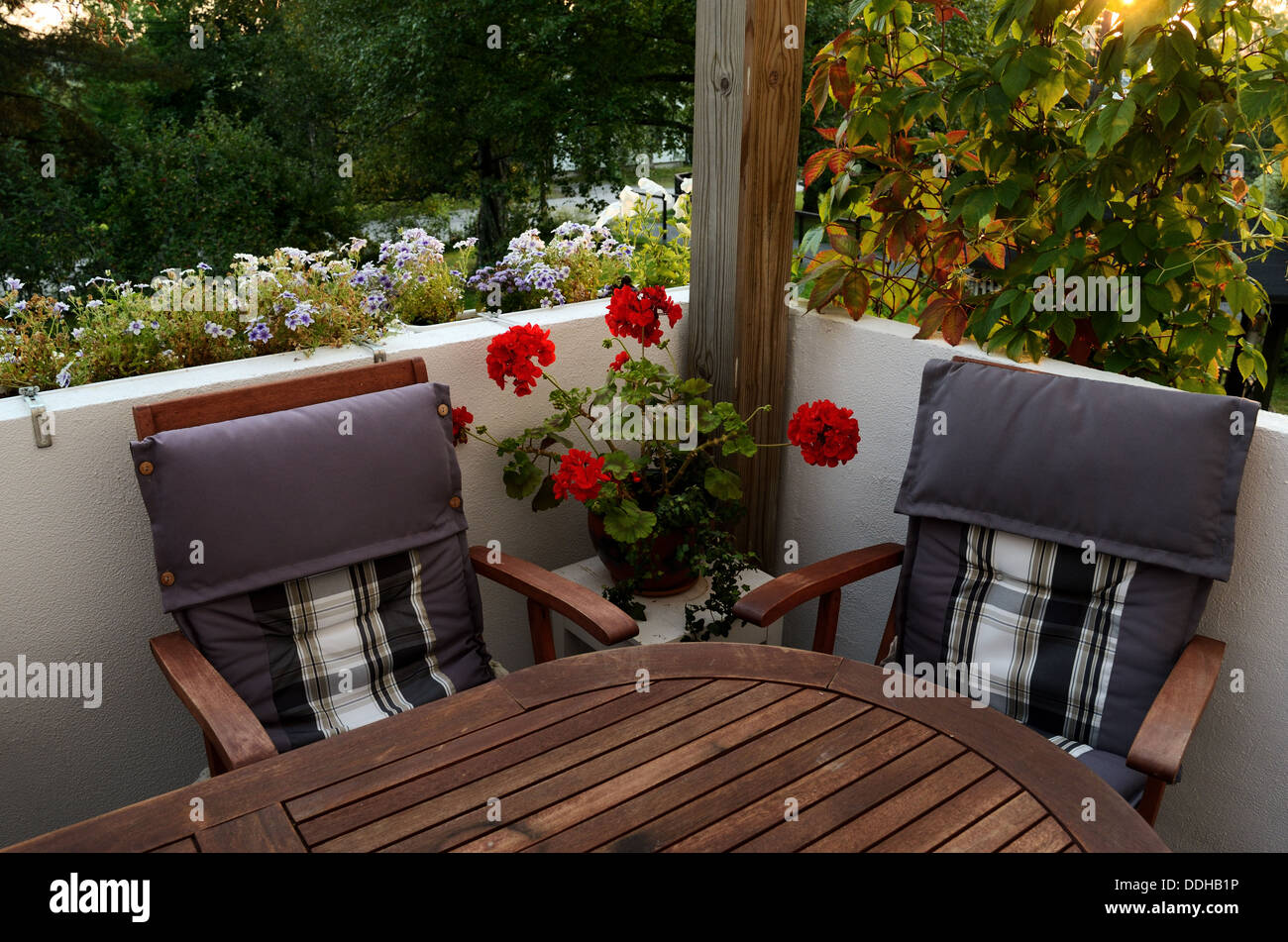 Tavolo e due sedie a sdraio sulla terrazza, orizzontale Foto Stock