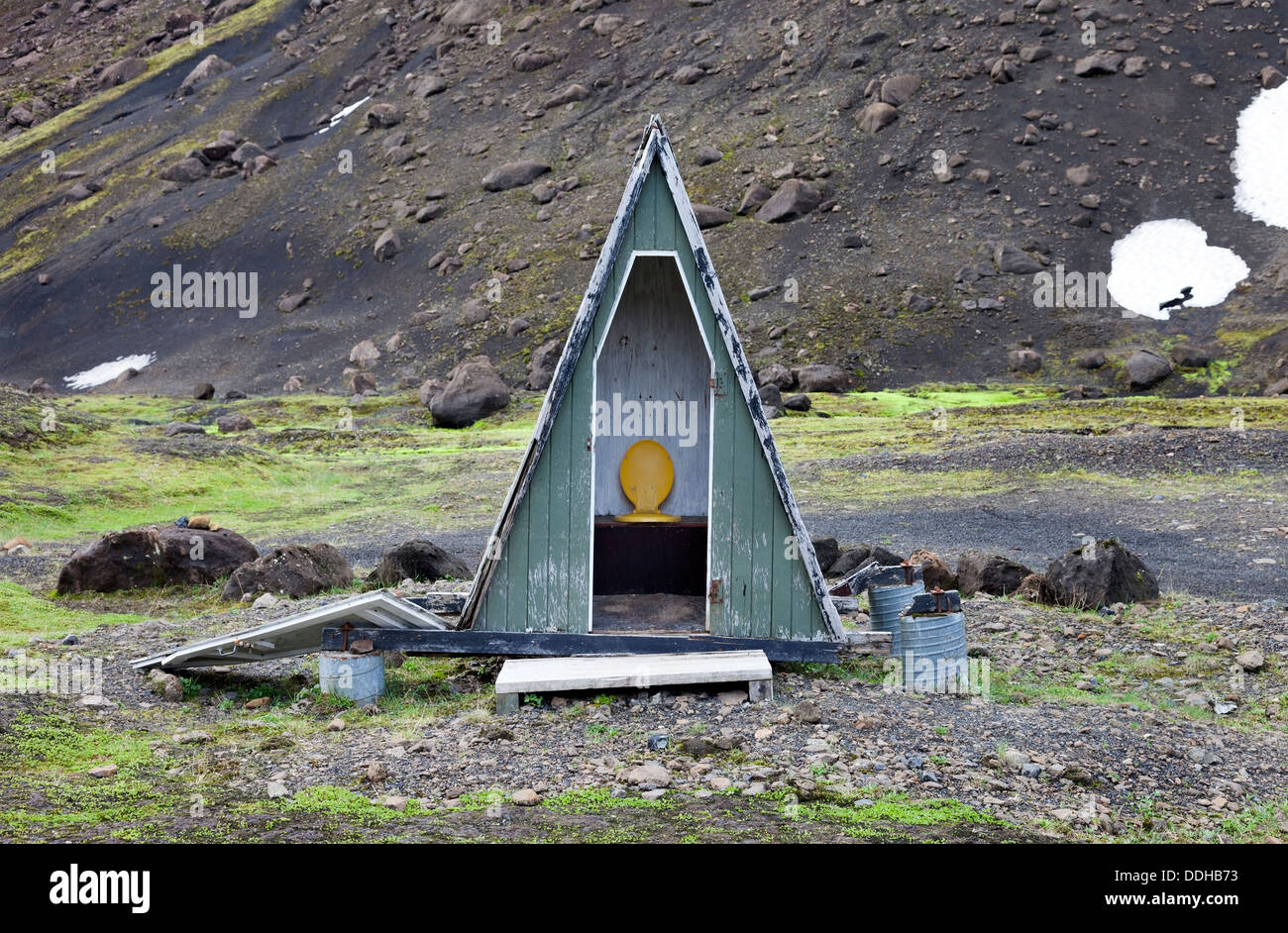 Longdrop wc sotto la montagna di Strutur Islanda Foto Stock