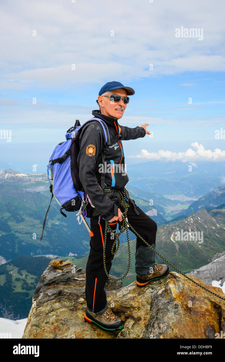 Marco Bomio, una guida di montagna da Grindelwald in Svizzera a Jungfraujoch con la Lauberhorn e Valle di Lauterbrunnen al di sotto di Foto Stock