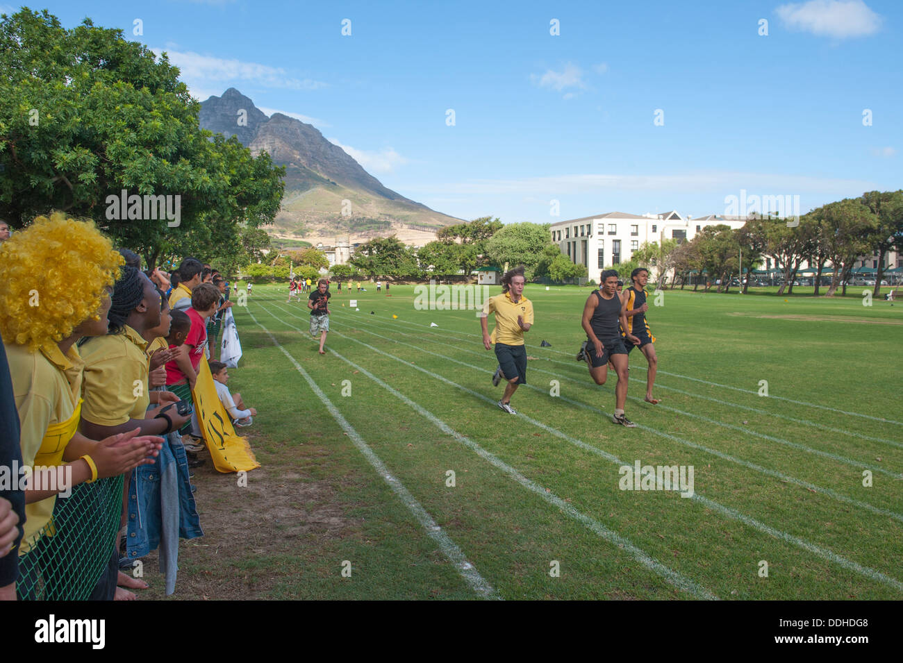Athletic bambini che prendono parte a una esecuzione di concorrenza a San Giorgio la scuola di Città del Capo, Sud Africa Foto Stock