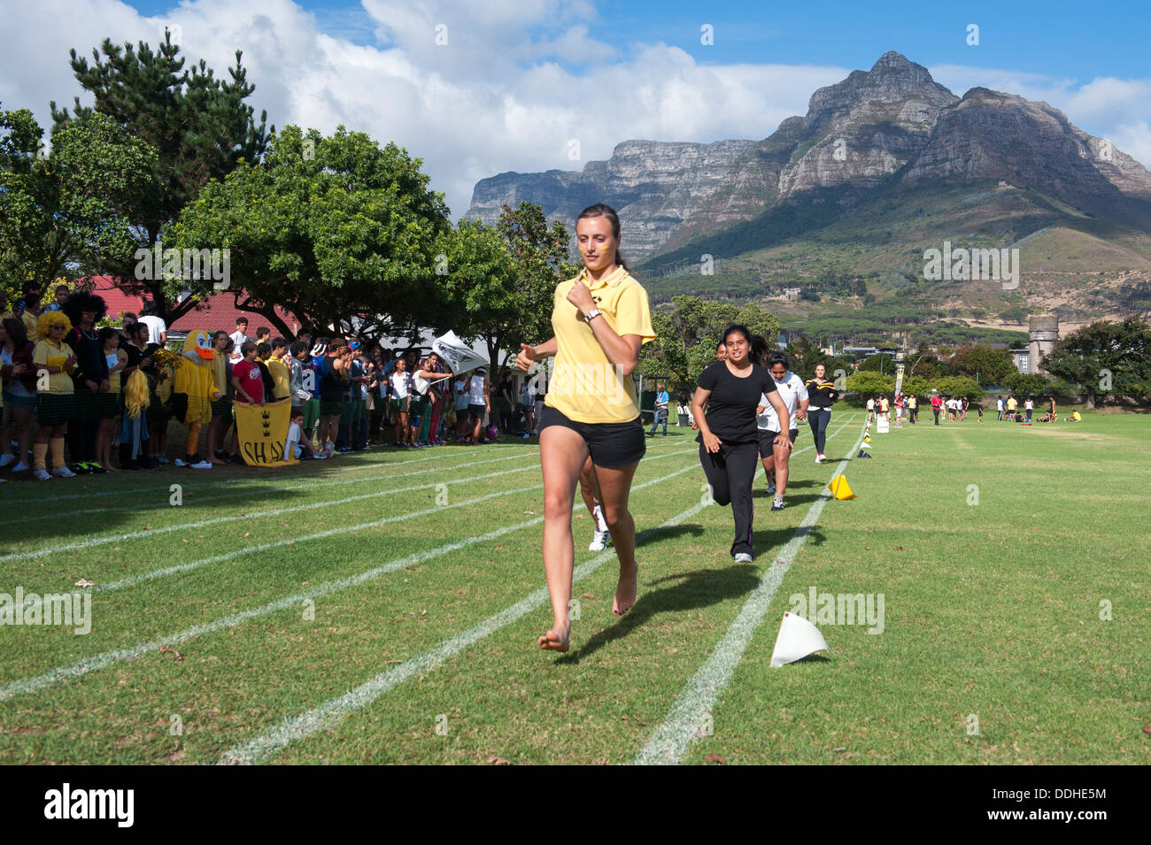 Athletic bambini che prendono parte a una esecuzione di concorrenza a San Giorgio la scuola di Città del Capo, Sud Africa Foto Stock