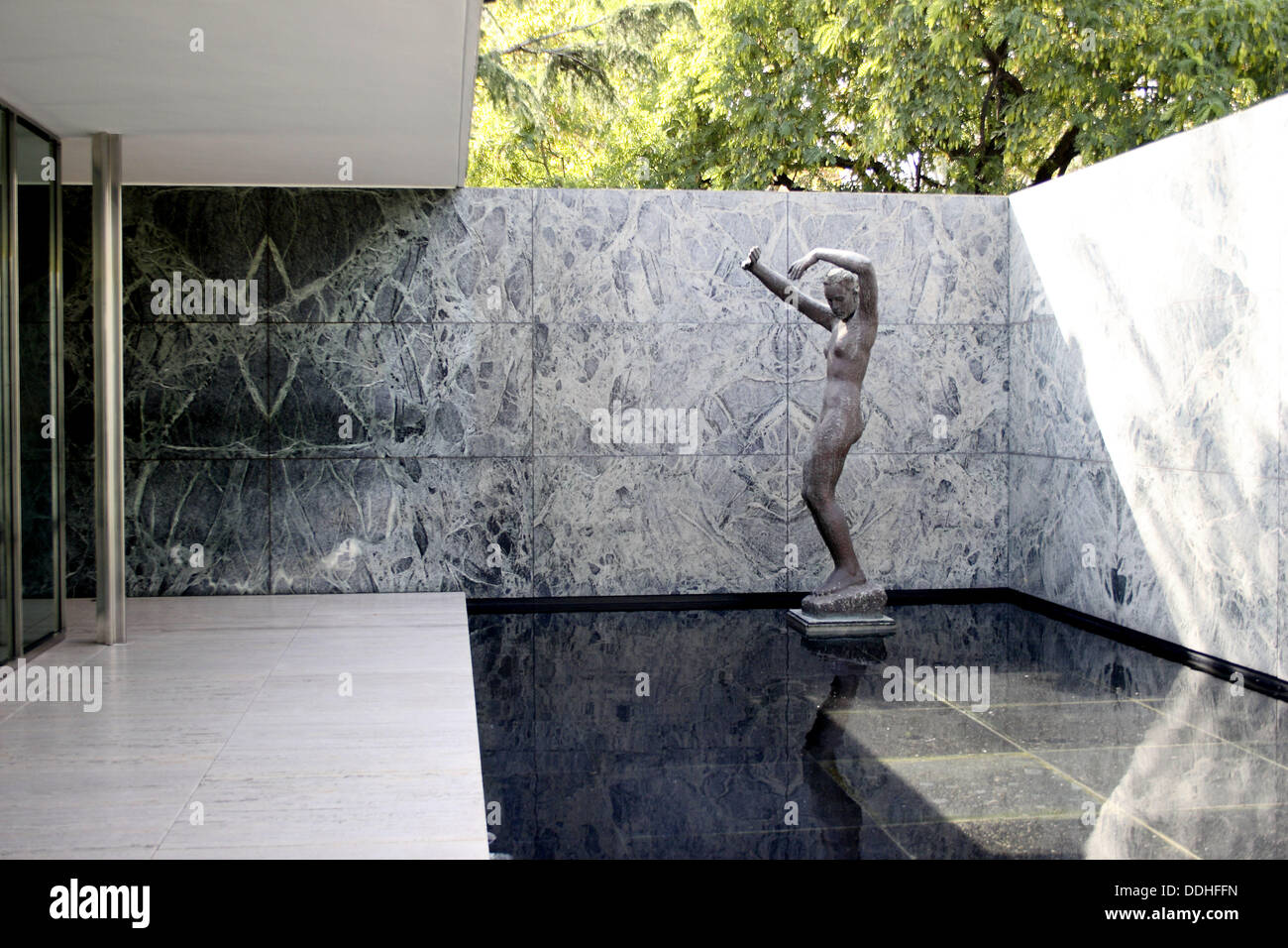 Georg Kolbe scultura. Mies van der Rohe pavilion. Barcelona, Spagna Foto Stock
