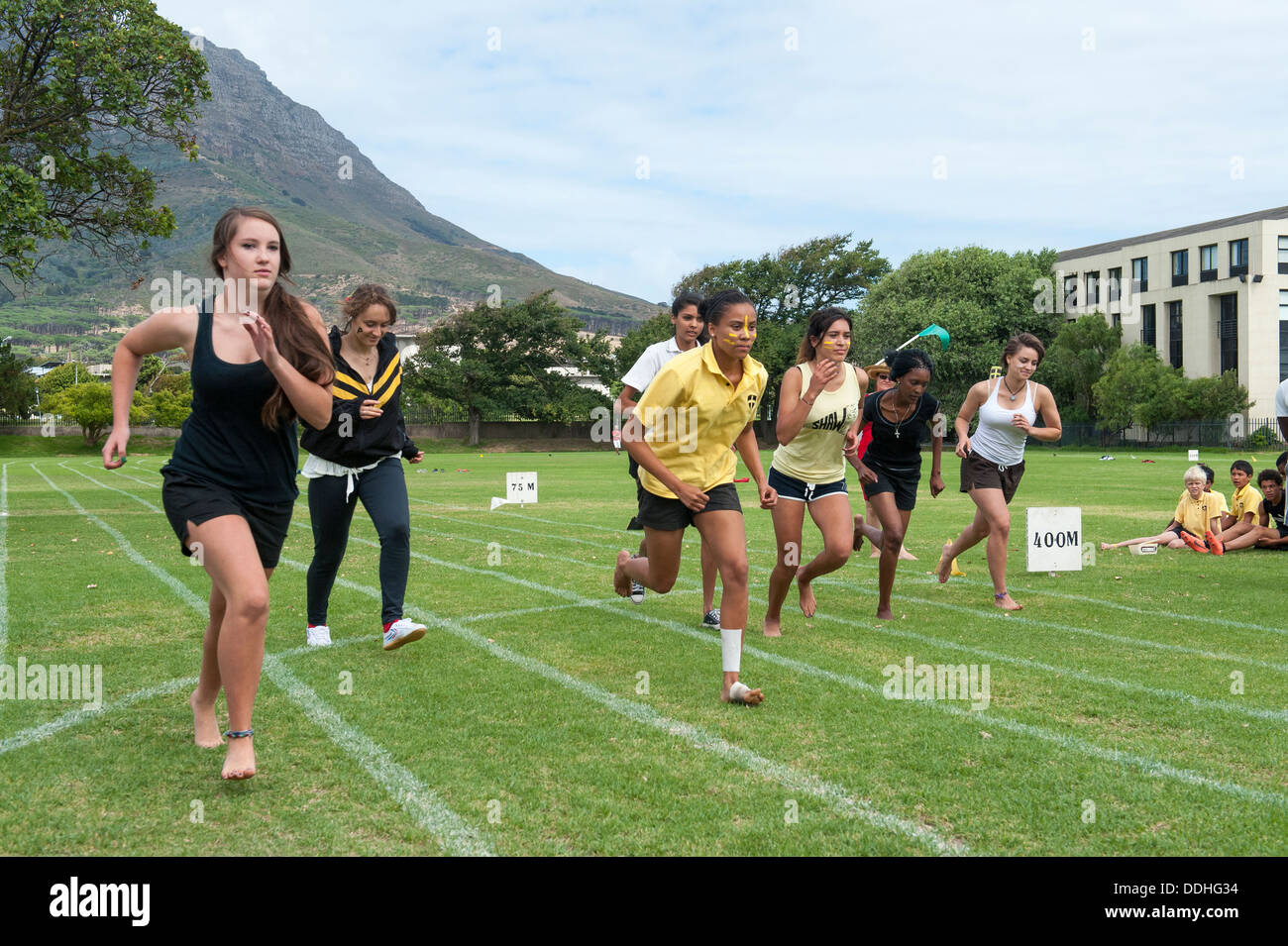 Athletic bambini che prendono parte a una esecuzione di concorrenza a San Giorgio la scuola di Città del Capo, Sud Africa Foto Stock