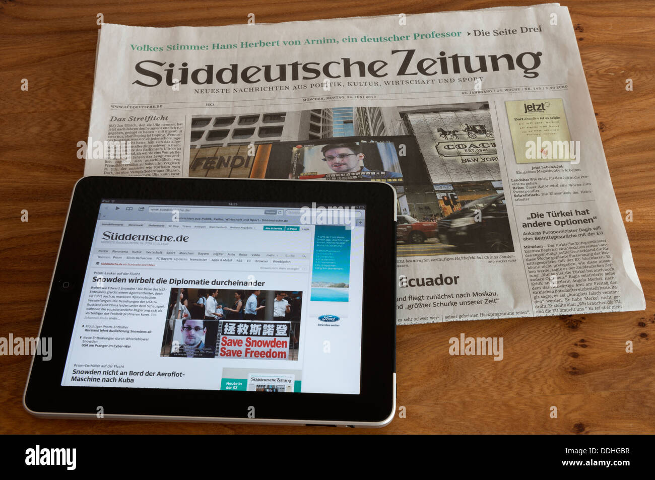 Suddeutsche Zeitung giornale tedesco con edizione online visualizzata su un computer tablet Foto Stock