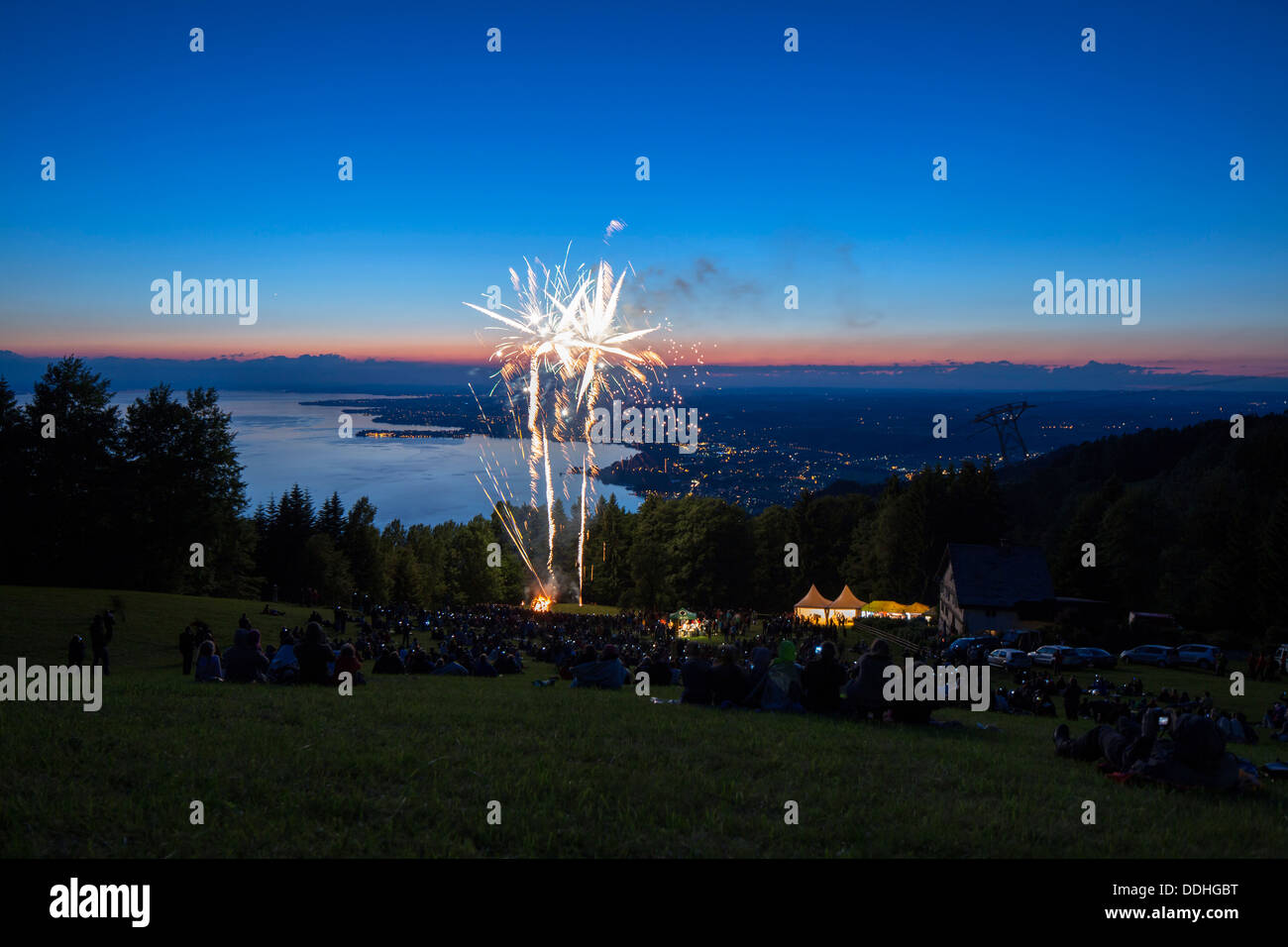 Solstice celebrazioni con fuochi d'artificio su Mt Pfaender, il lago di Costanza sul retro Foto Stock