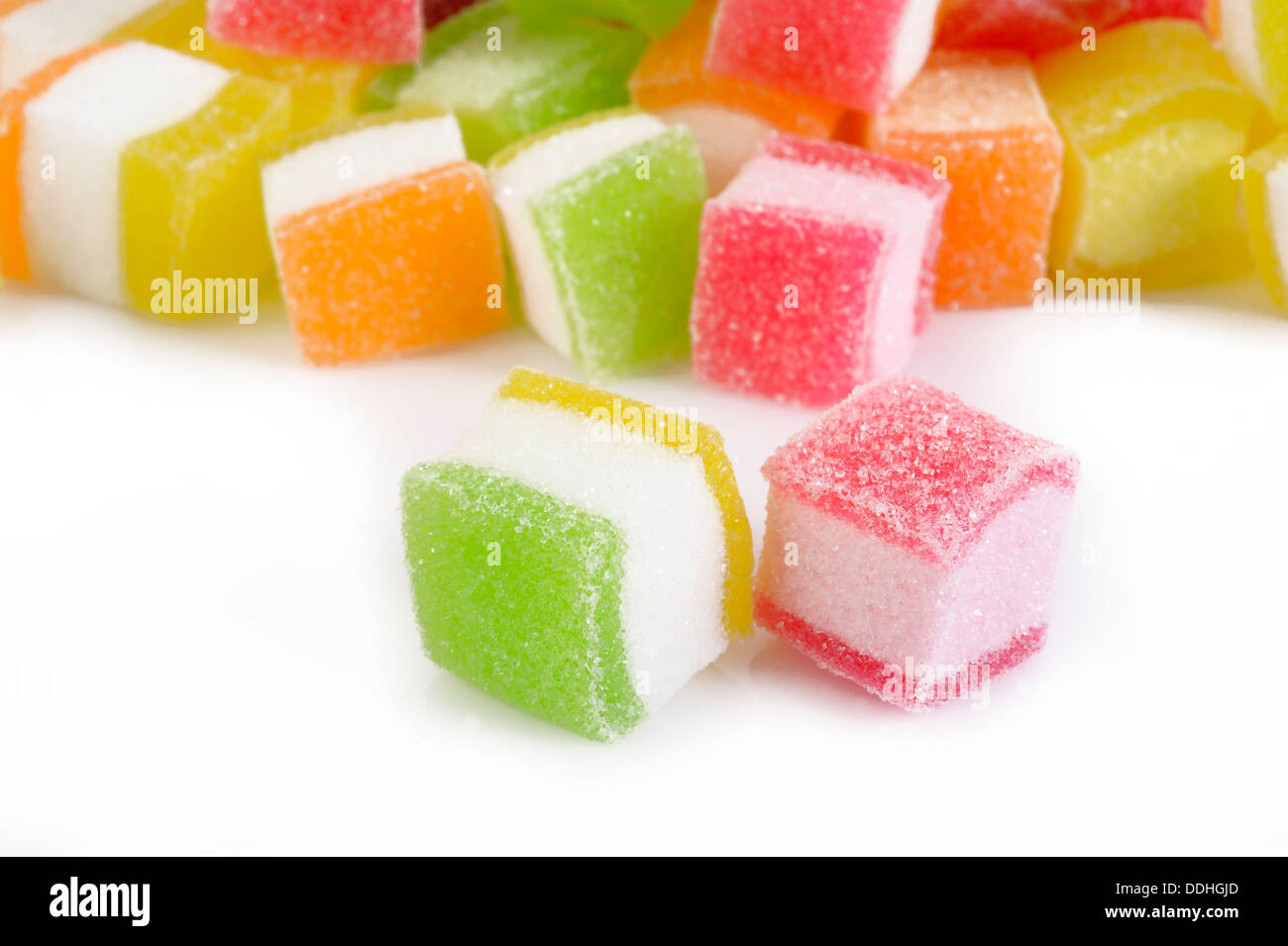 Gelatina colorata caramelle isolato su bianco Foto Stock