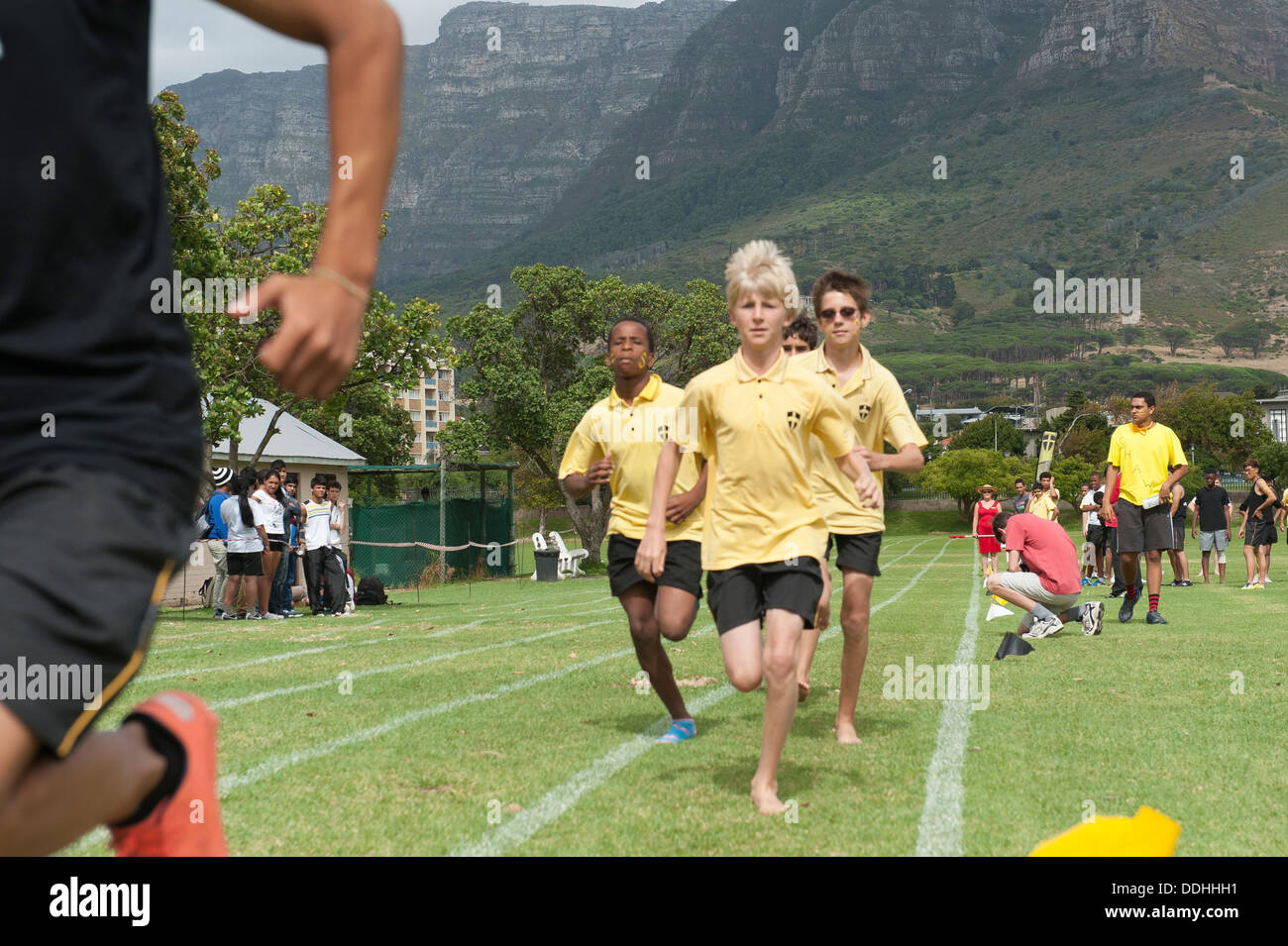 Athletic bambini che prendono parte a una esecuzione di concorrenza a San Giorgio la scuola di Città del Capo, Sud Africa Foto Stock