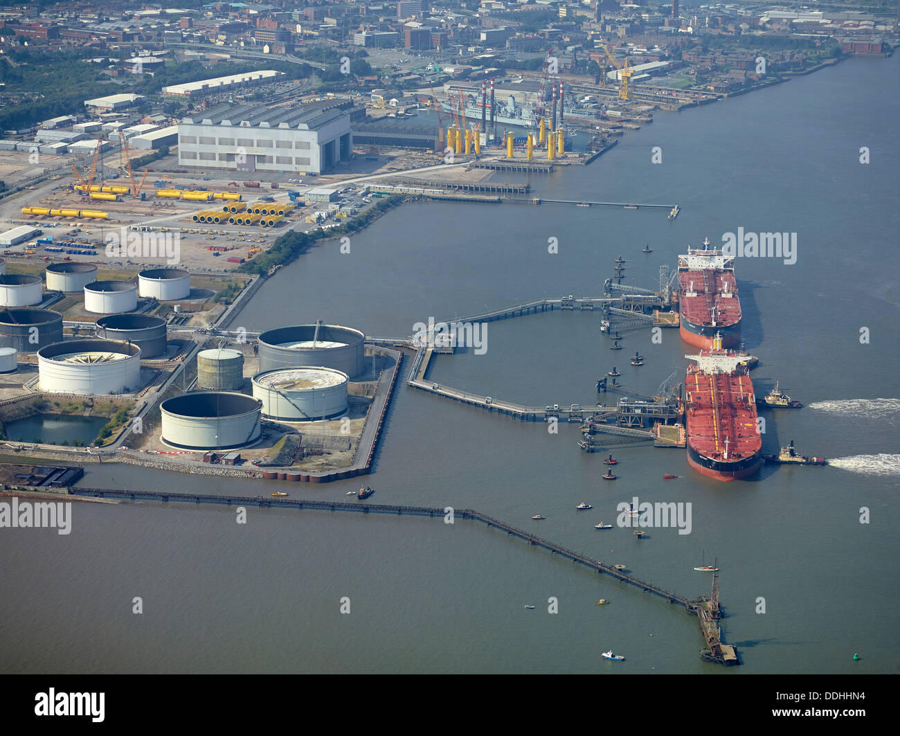 Le petroliere che lo scarico in corrispondenza di Birkenhead sul fiume Mersey, Liverpool, NW England, Regno Unito Foto Stock