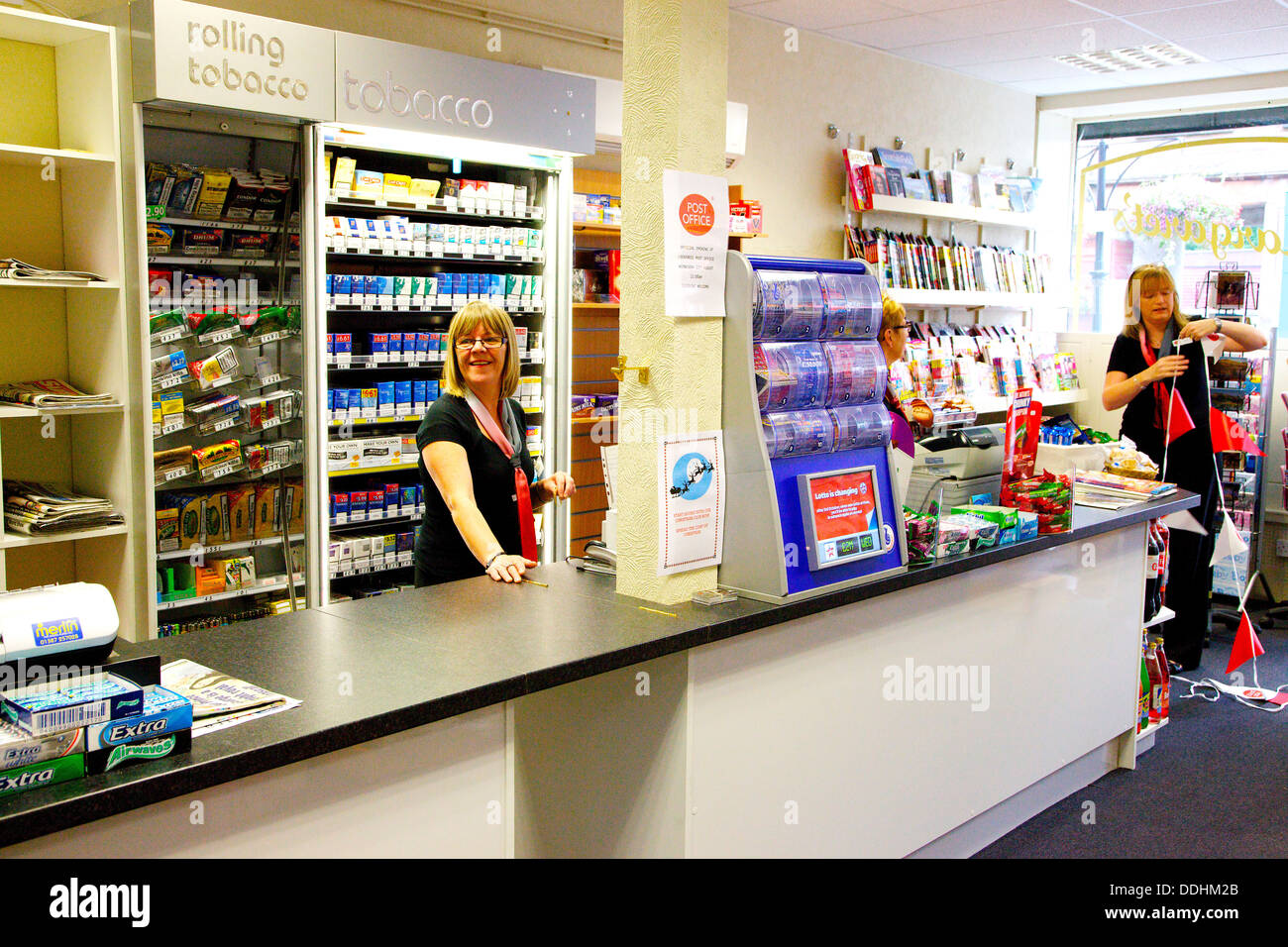 Shop Counter e personale in un ufficio postale Foto Stock