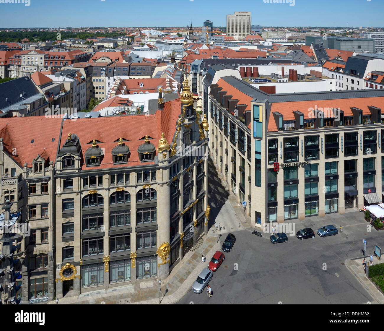 Commerzbank edificio a sinistra, con Marktgalerie shopping centre, destra Foto Stock