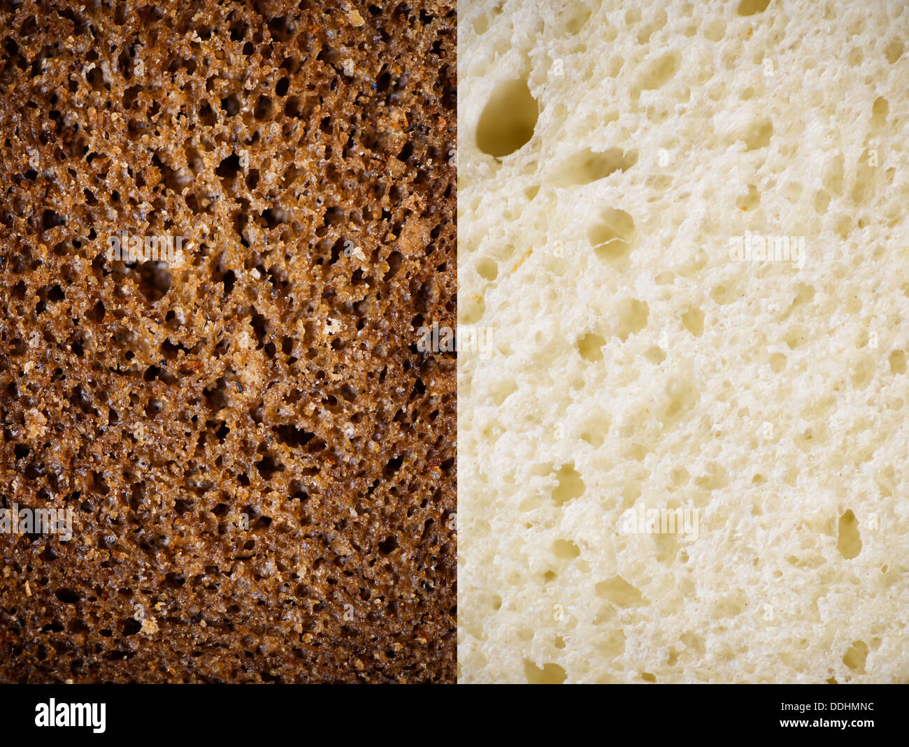 Texture di Borodinskiy marrone e pane bianco accanto a ciascun altro Foto Stock