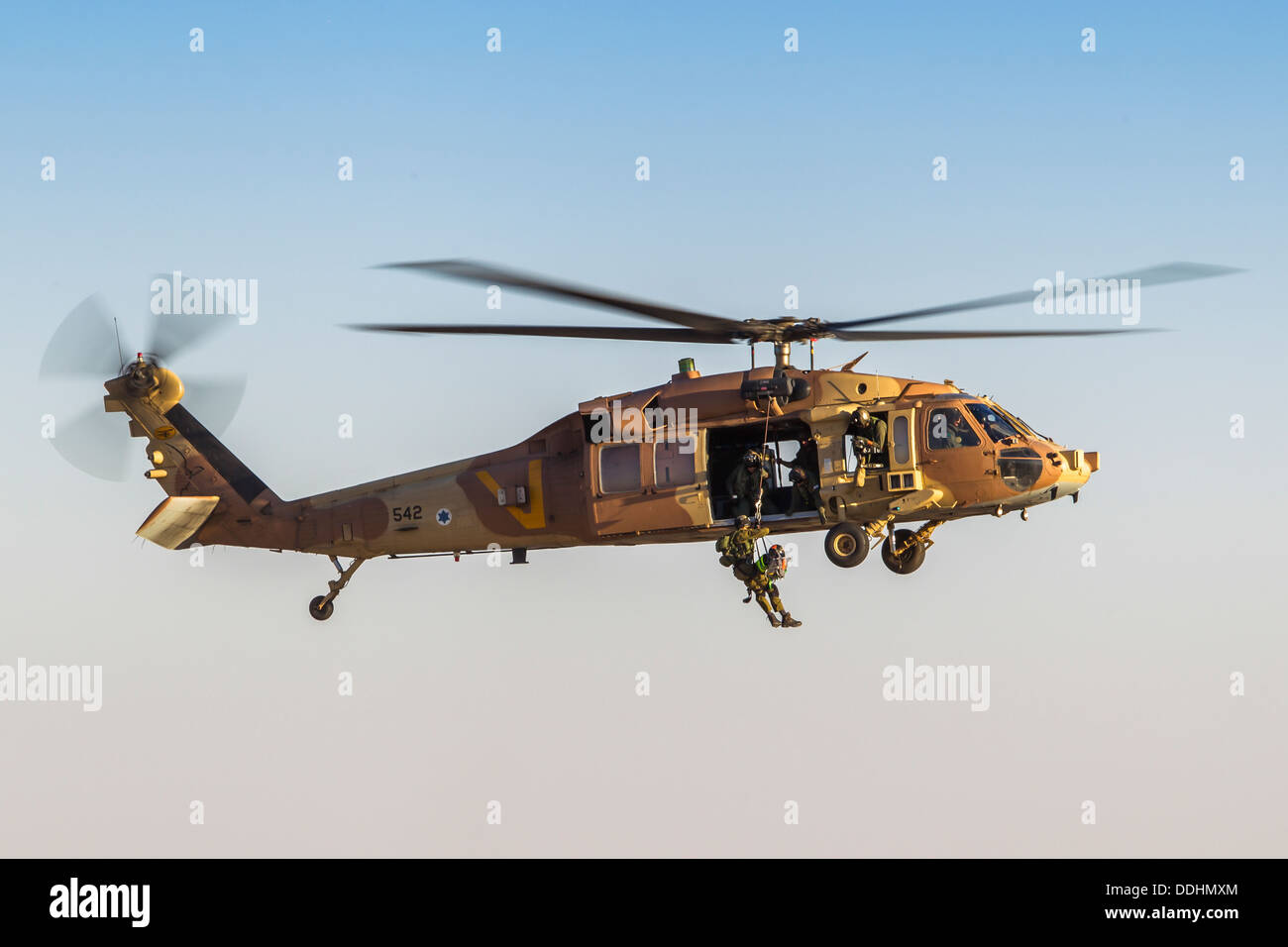 Forza Aerea israeliana (IAF), elicottero Sikorsky UH-60 Blackhawk (Yanshuf) in volo durante una missione di salvataggio Foto Stock