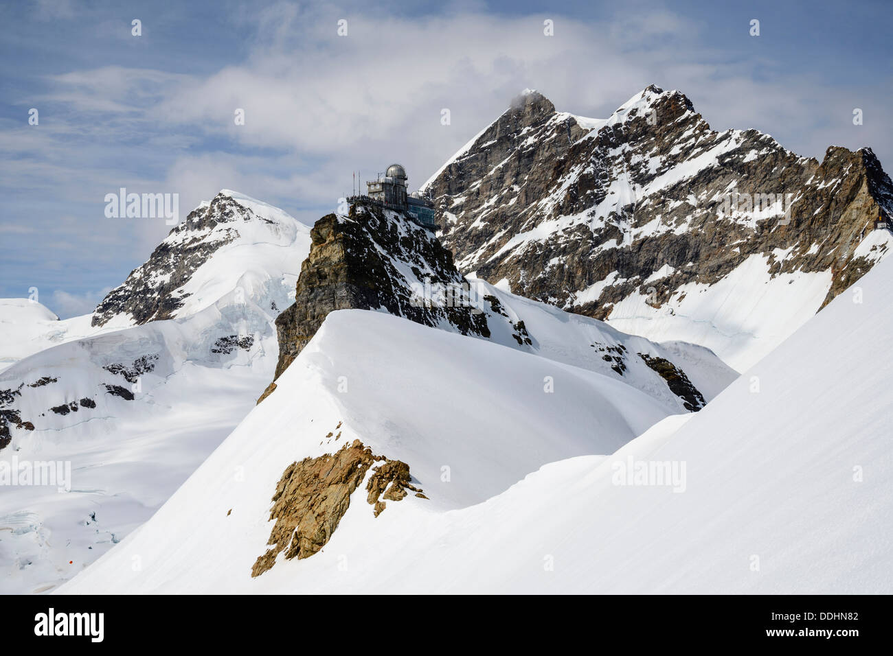 L'osservatorio Sphinx della Jungfraujoch vicino a Grindelwald in Svizzera con la Rottalhorn su L e 4158m Jungfrau sul R Foto Stock