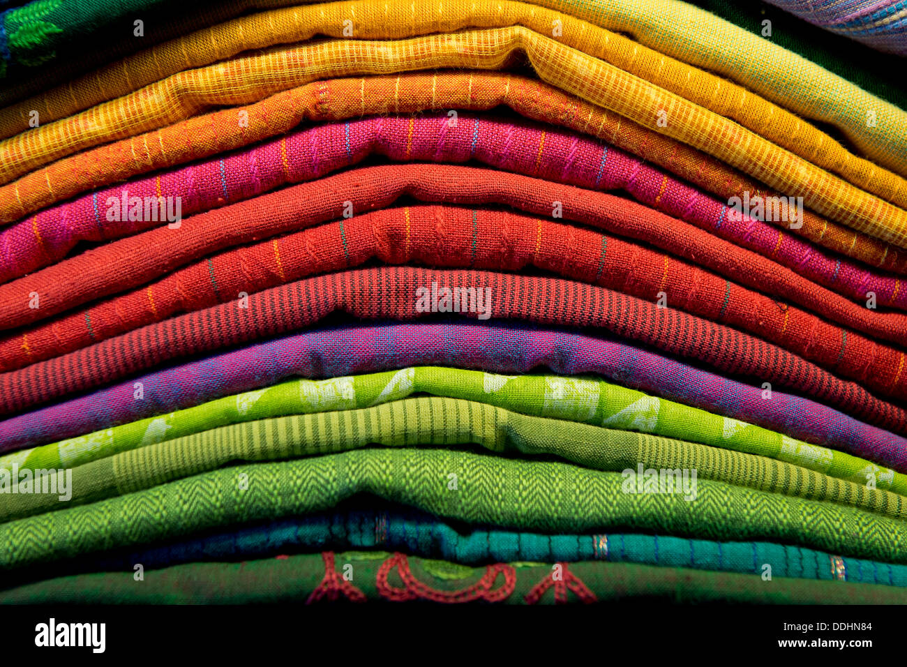 Impilati asciugamani colorati Foto Stock