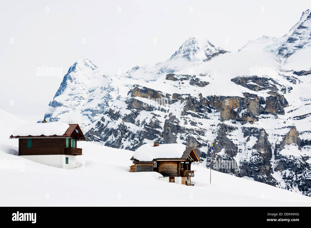 Vecchie baite nell Oberland bernese con il Monte Eiger in inverno, Alp Gimmeln Foto Stock