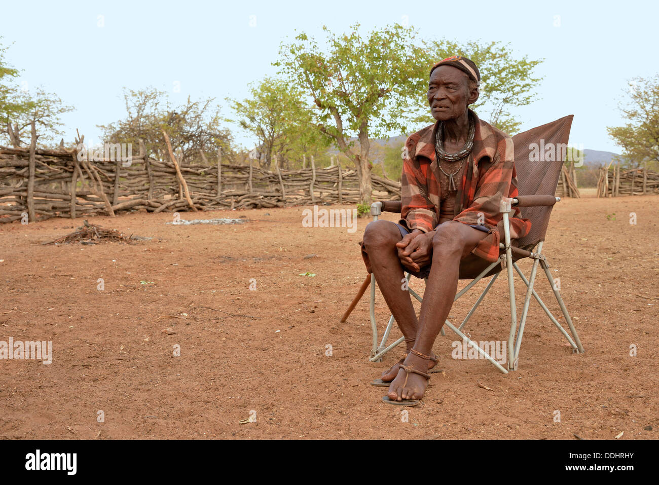 Capo Hikuminue Kapika, capo degli Himba della Namibia, nel suo Kraal Foto Stock