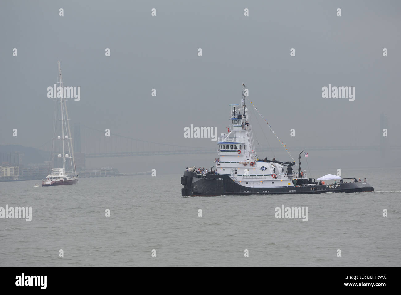 Barche sul fiume Hudson, con il Ponte George Washington Bridge in background. Foto Stock