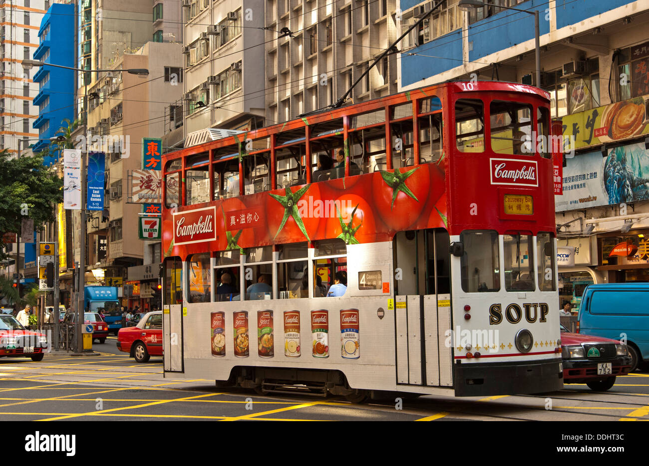Doppio ponte di vettura tranviaria di Hong Kong di tramvie, pubblicità per Campbell's Foto Stock