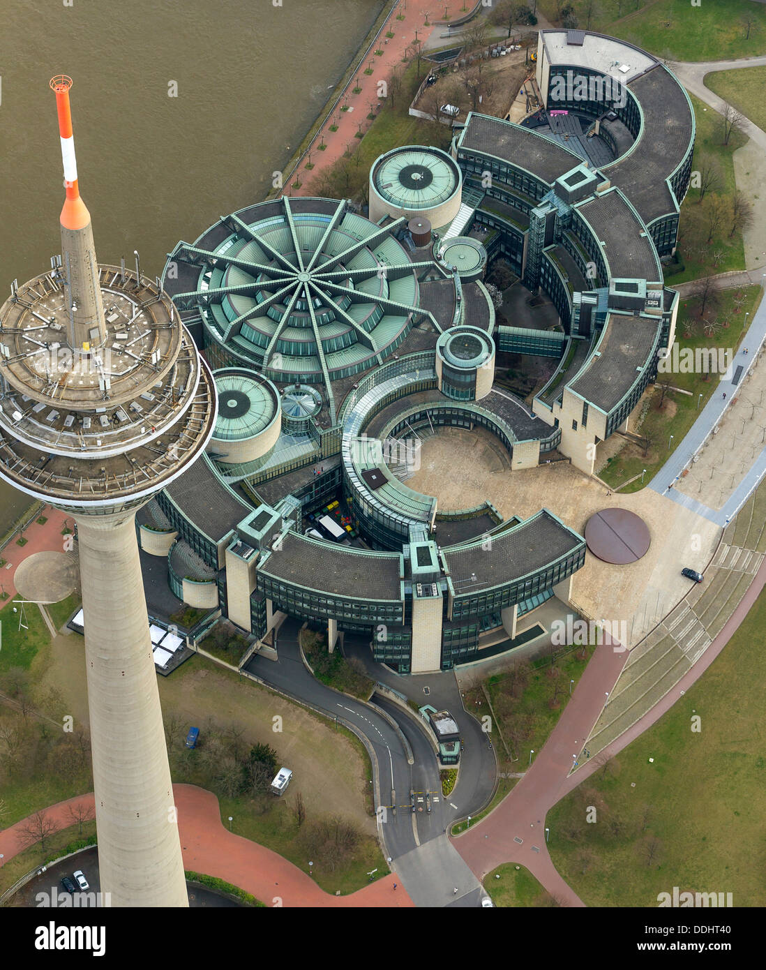 Del Landtag o stato del palazzo del Parlamento, della torre della TV, del fiume Reno, vista aerea Foto Stock