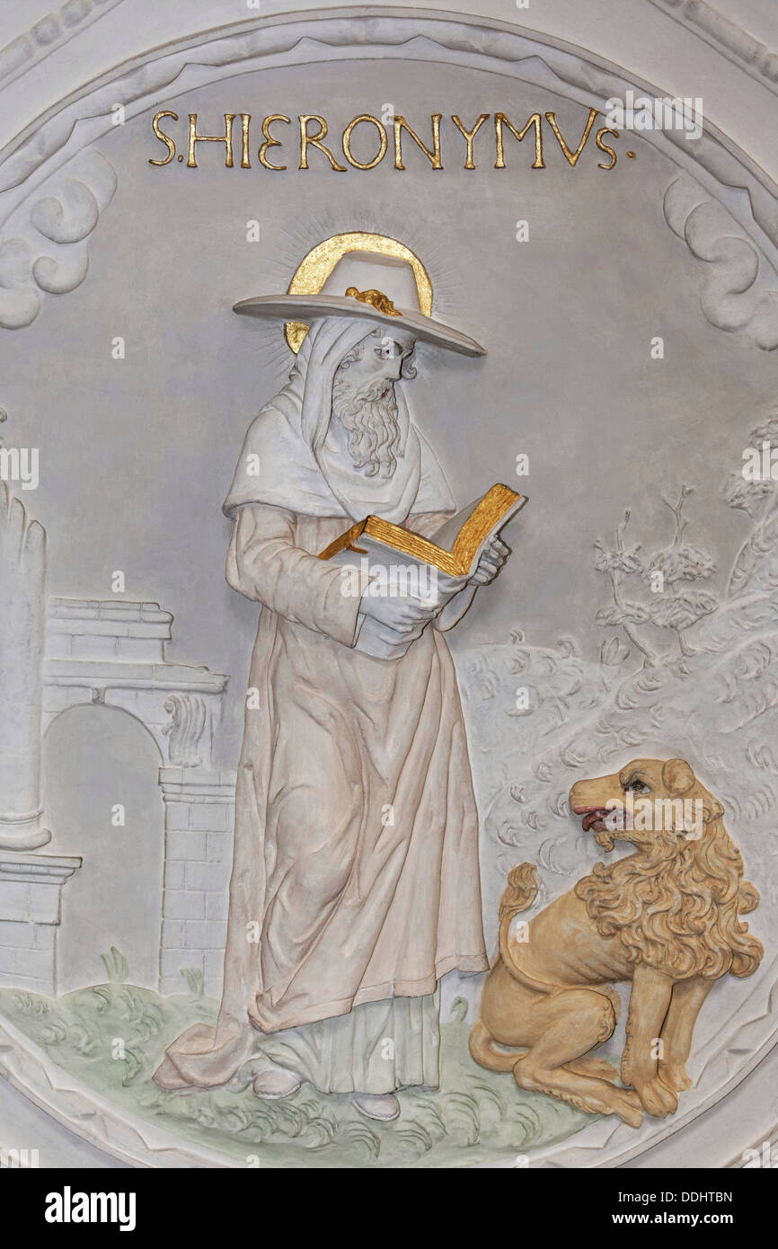 San Girolamo con un leone, stucco a rilievo, barocco, Chiesa di San Andreas Foto Stock