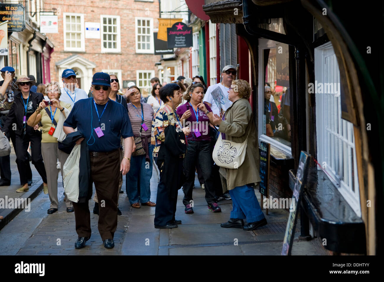 I turisti in visita ufficiale di gruppo sul caos nella città di York North Yorkshire England Regno Unito Foto Stock