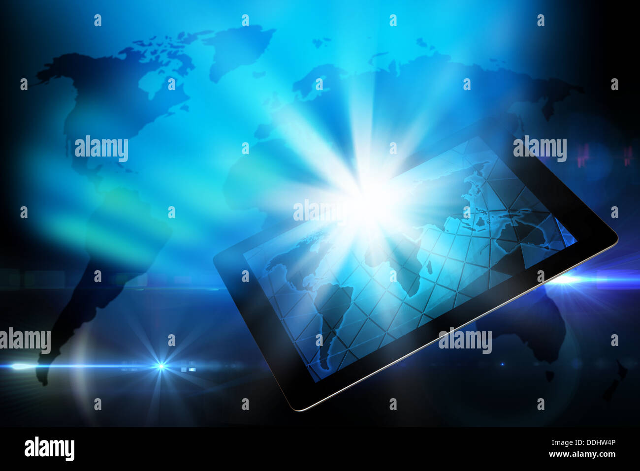 Tablet in uno sfondo bluastro con mappa del mondo collegamento di persone e di servizi Foto Stock