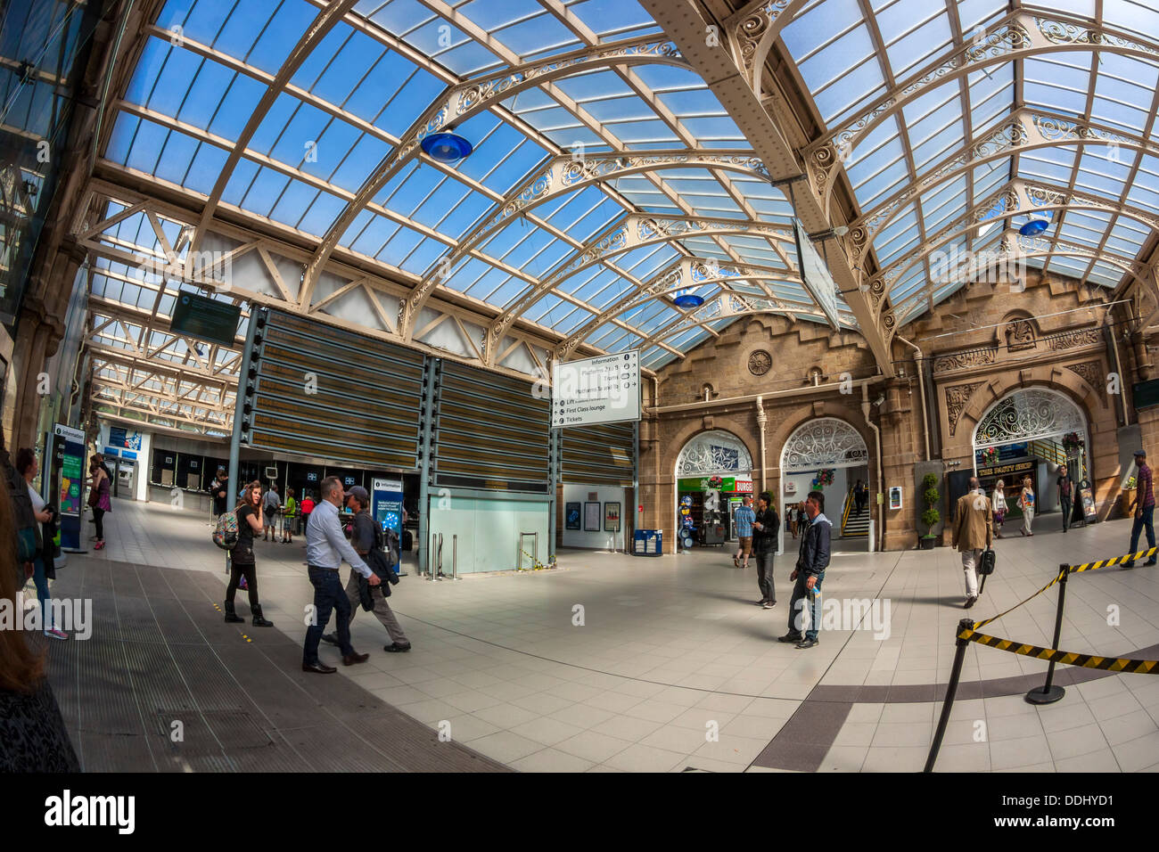 Stazione di Sheffield e il piazzale antistante, obiettivo fisheye Foto Stock
