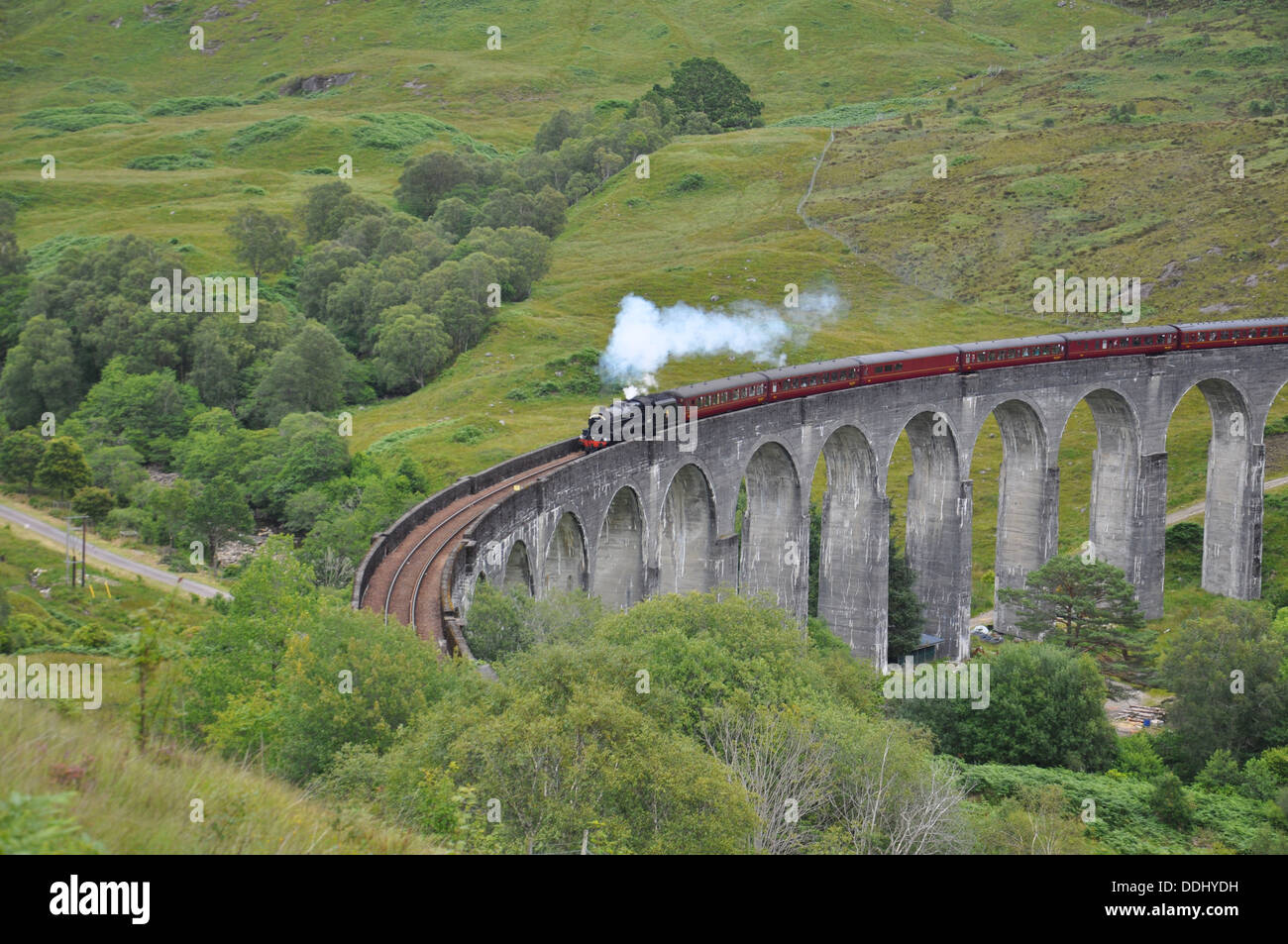 Giacobita treno a vapore sul viadotto Glenfinnan vicino al Loch Shiel in Scozia occidentale Foto Stock