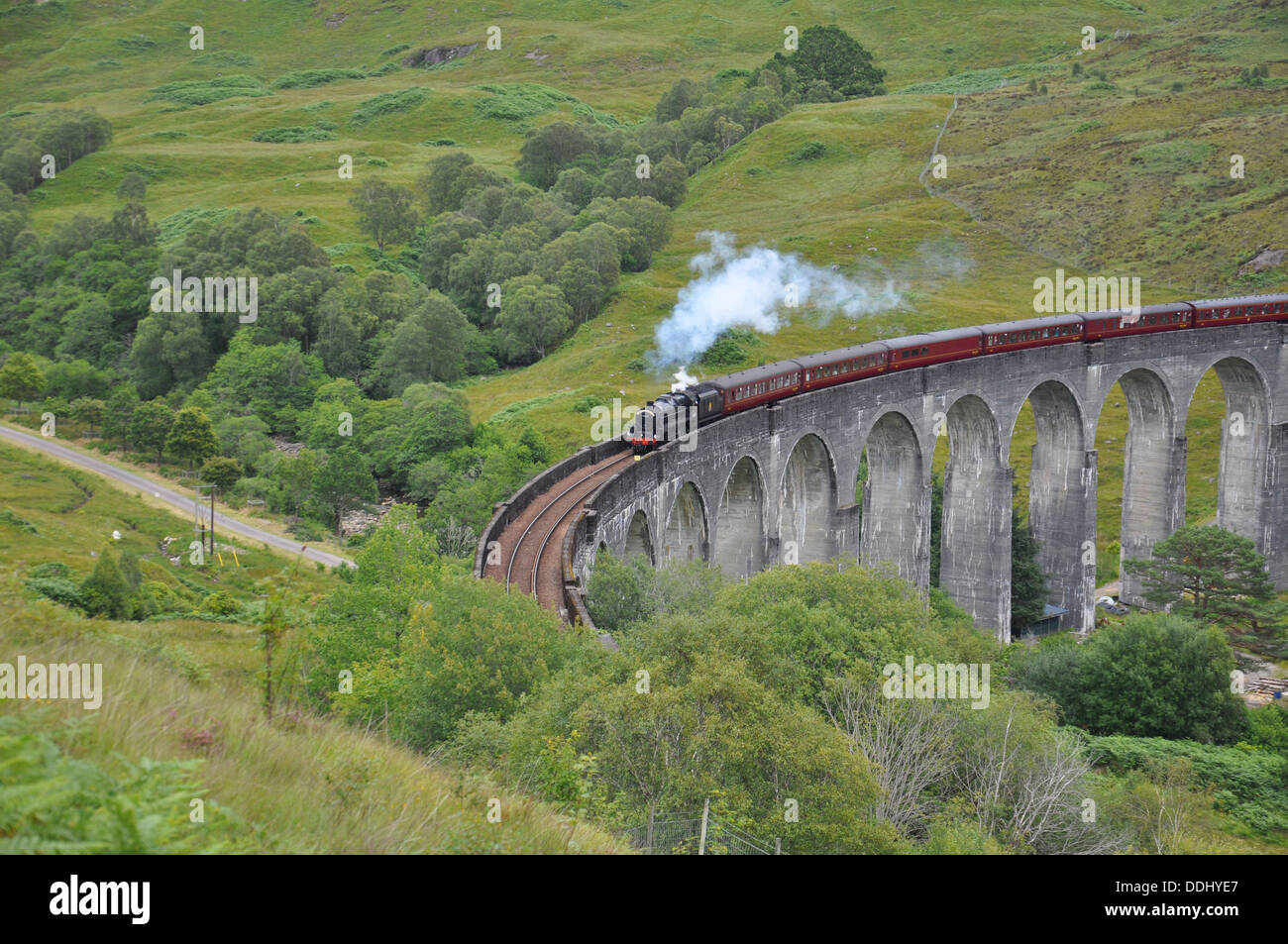 Giacobita treno a vapore sul viadotto Glenfinnan vicino al Loch Shiel in Scozia occidentale Foto Stock