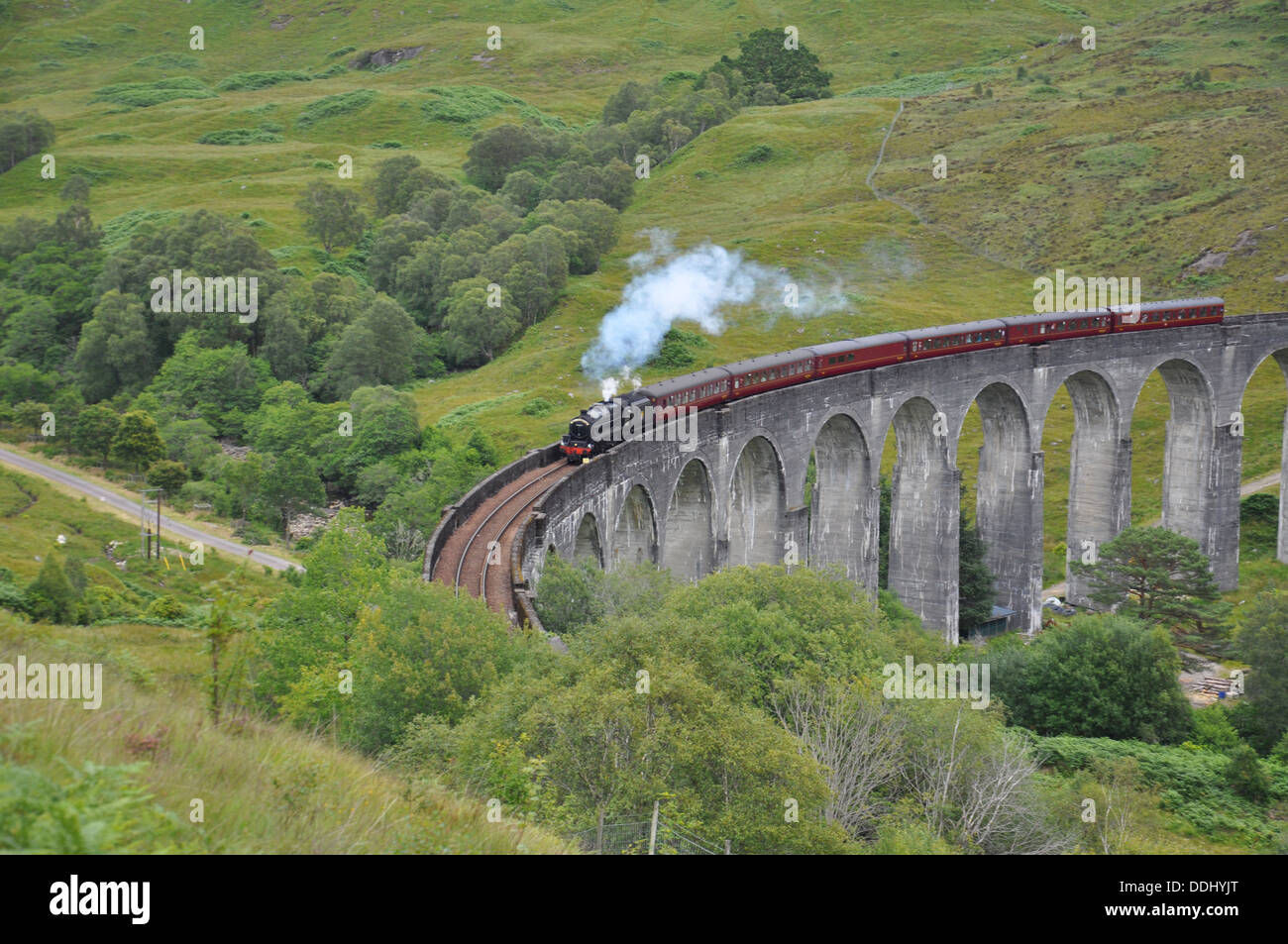 Giacobita treno a vapore sul viadotto Glenfinnan vicino al Loch Shiel in Scozia occidentale Foto Stock