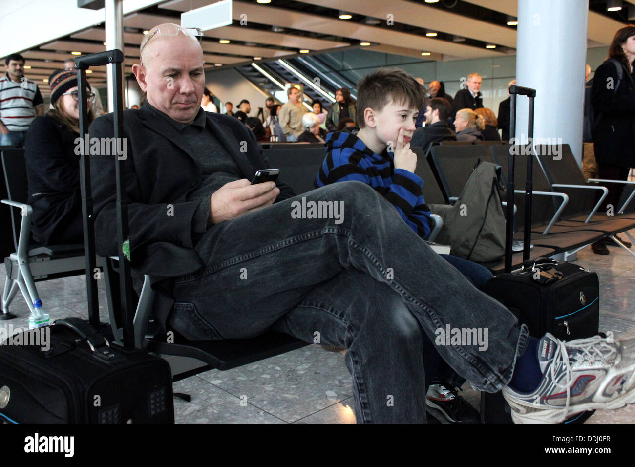 Padre e figlio in partenza dei passeggeri Lounge prima di salire sul volo Foto Stock