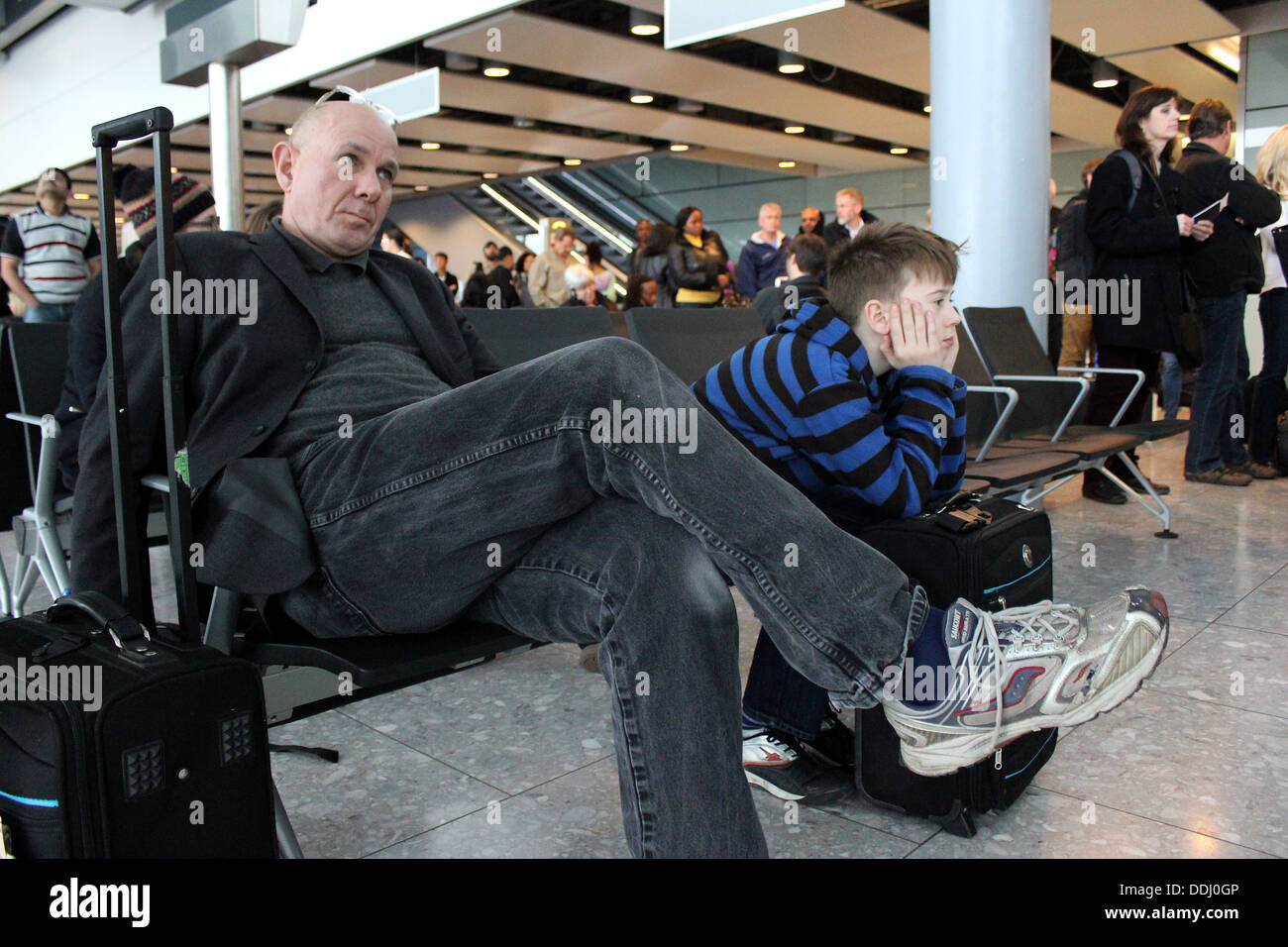 Padre e figlio in partenza dei passeggeri Lounge prima di salire sul volo Foto Stock
