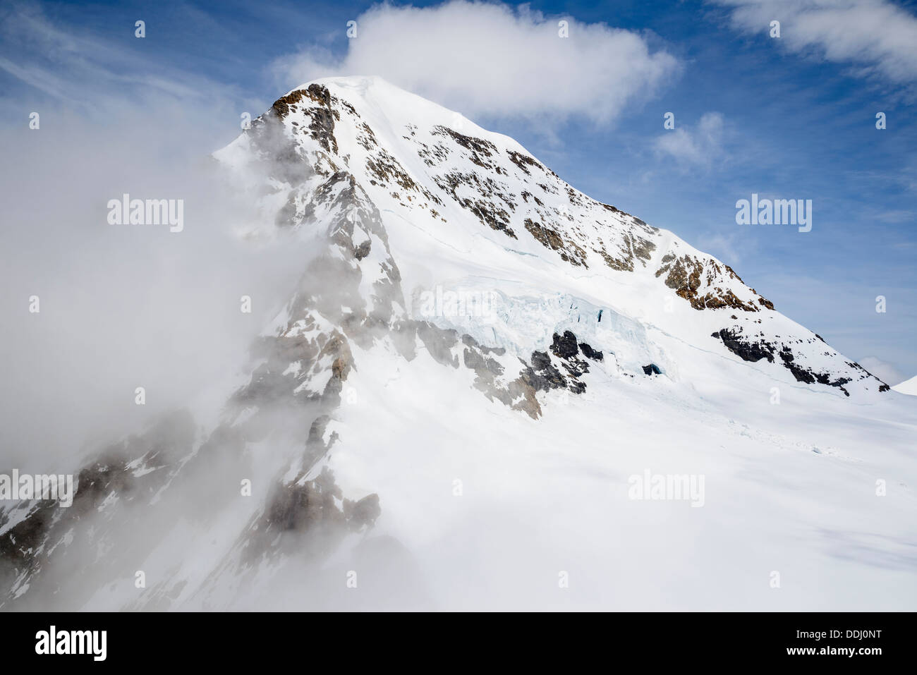 La ricerca del sud-ovest della cresta del Monch a 4107m picco vicino a Grindelwald in Svizzera Foto Stock