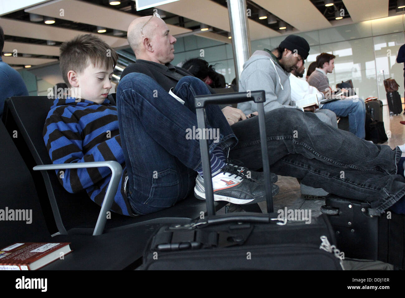 Padre e figlio in partenza dei passeggeri Lounge prima di salire sul volo Foto Stock