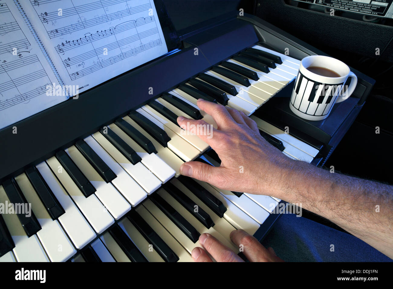 Riproduzione di un due elettrico manuale (tastiera e la tazza di caffè). Foto Stock