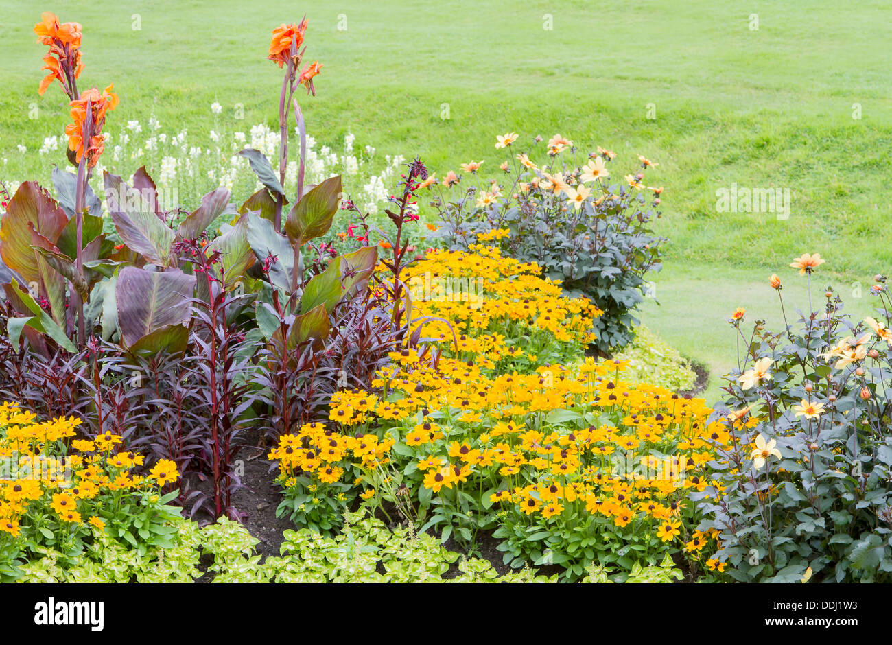 Colorate aiuole di fiori ed erba in un giardino formale Foto Stock