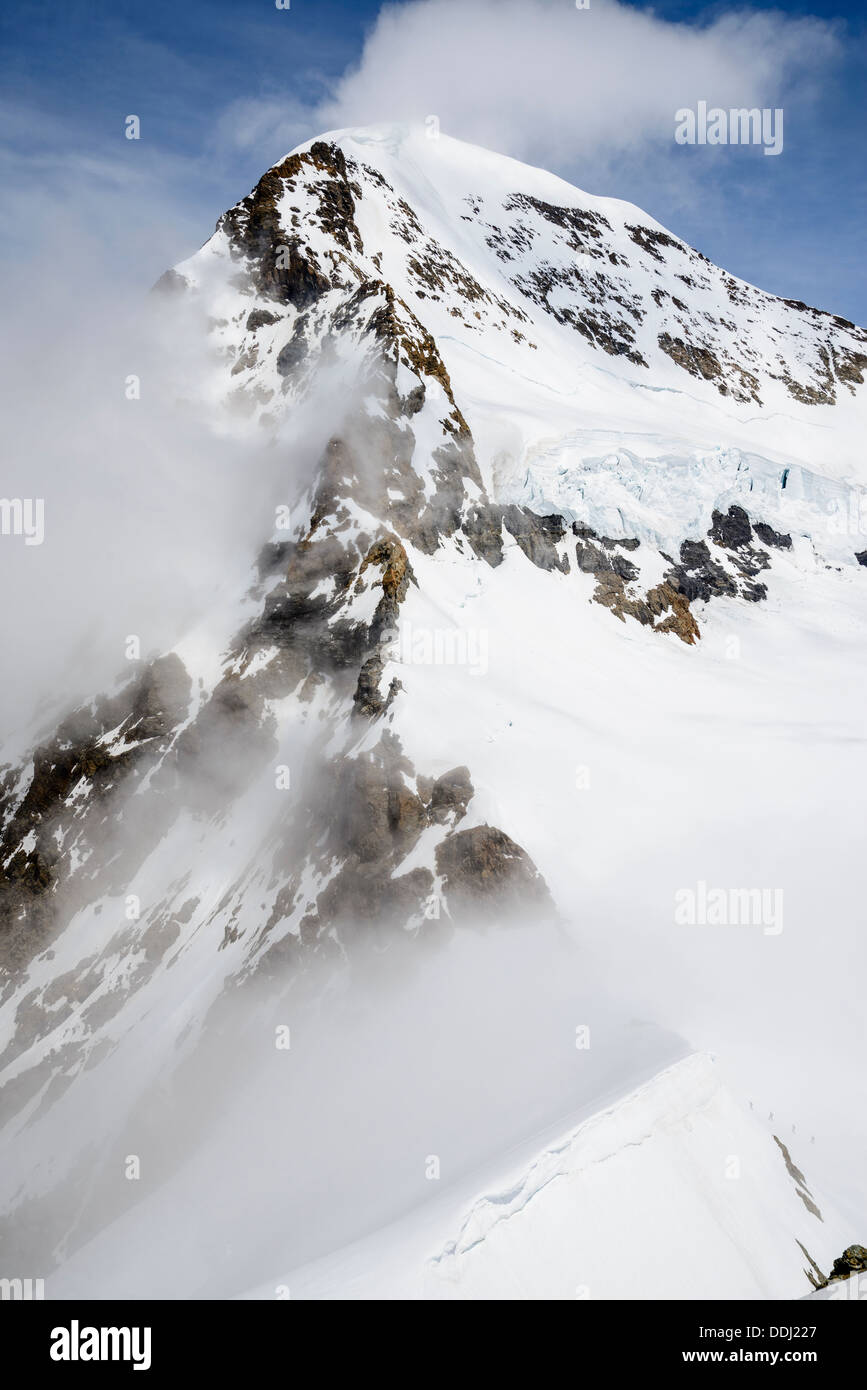 La ricerca del sud-ovest della cresta del Monch a 4107m picco vicino a Grindelwald in Svizzera Foto Stock