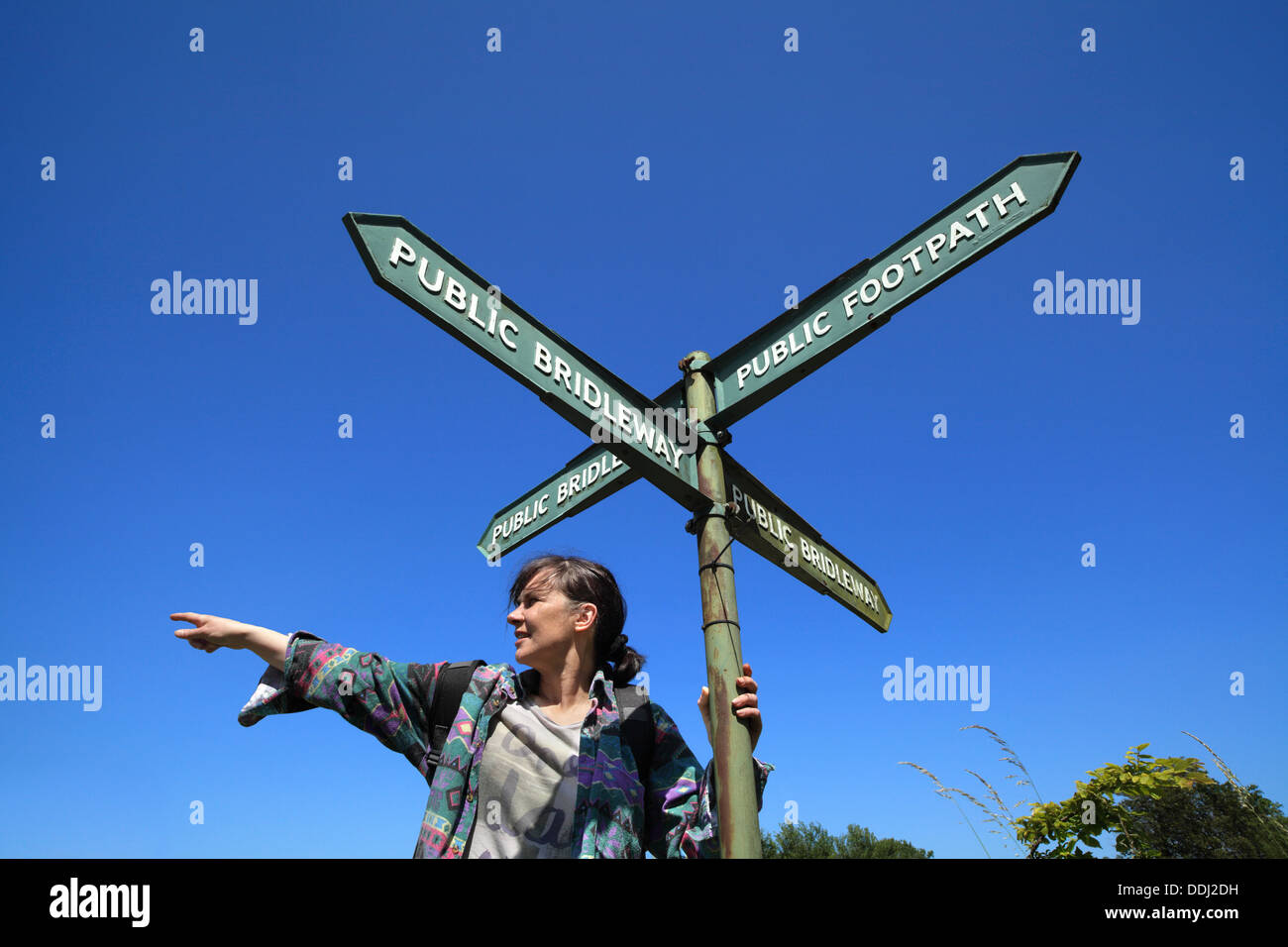 Indicando la via - un segno posto in corrispondenza di una giunzione della briglia di percorsi e sentieri percorribili a piedi, in campagna vicino a Ditchling, East Sussex. Foto Stock