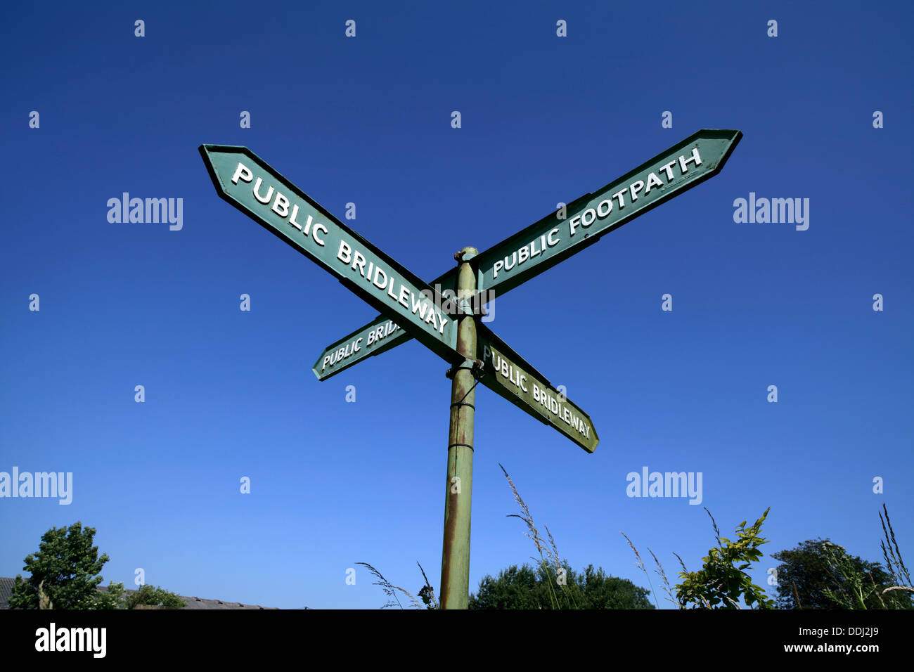 Un segno posto in corrispondenza di una giunzione di bridleways e sentieri percorribili a piedi, in campagna vicino a Ditchling, East Sussex. Foto Stock